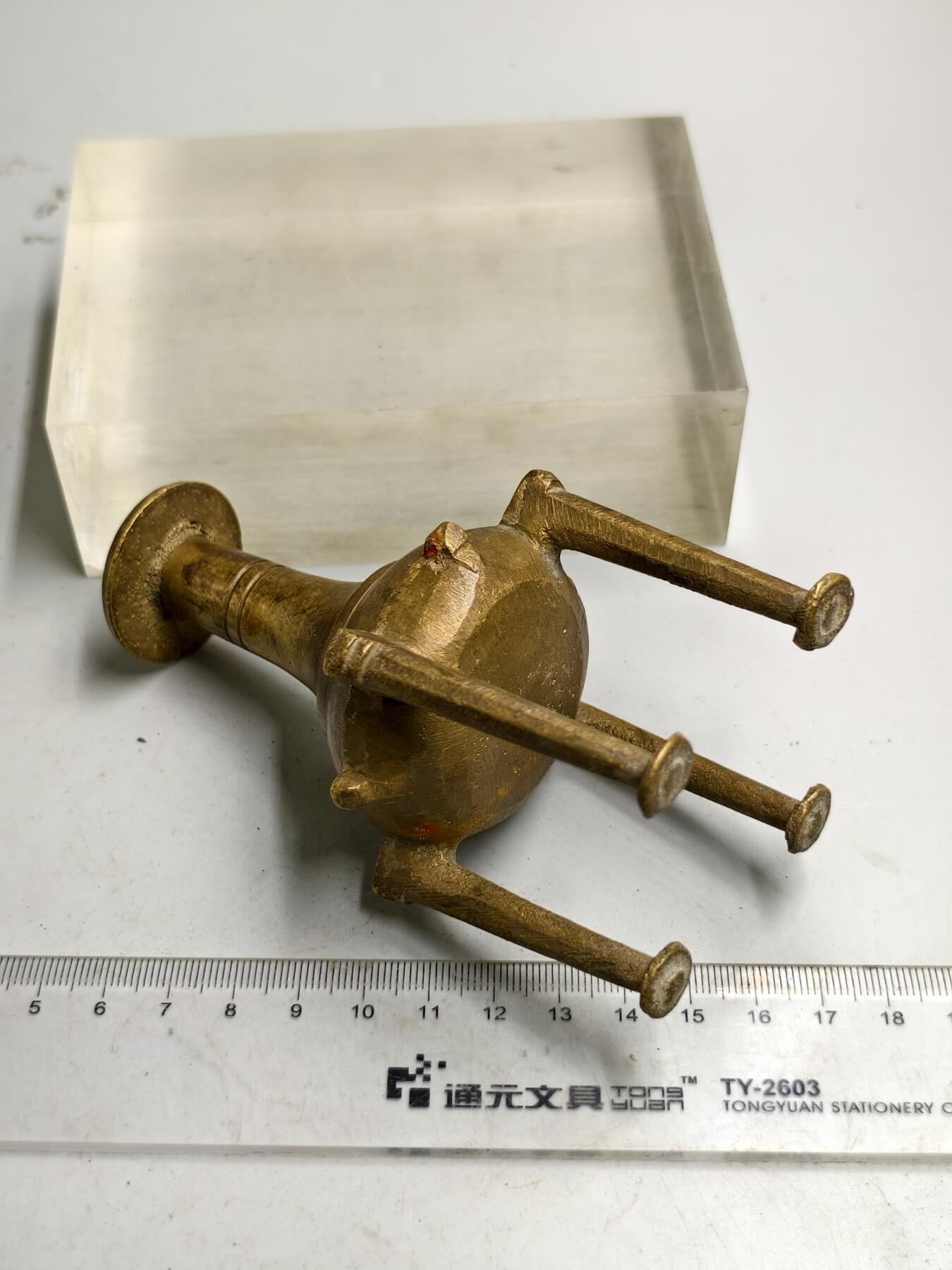 九期新疆小崔一丝路币杂件工艺品徽章拍卖 铜香插