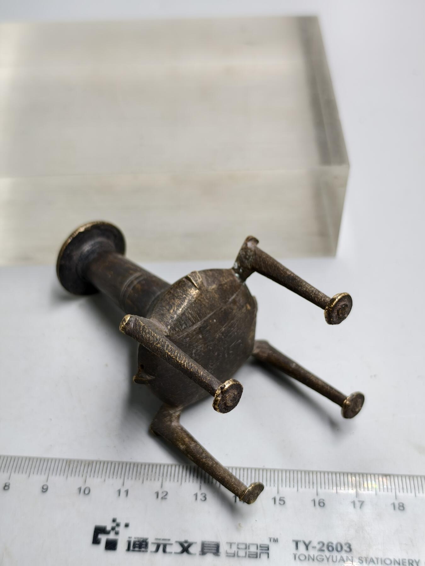 九期新疆小崔一丝路币杂件工艺品徽章拍卖 铜香插