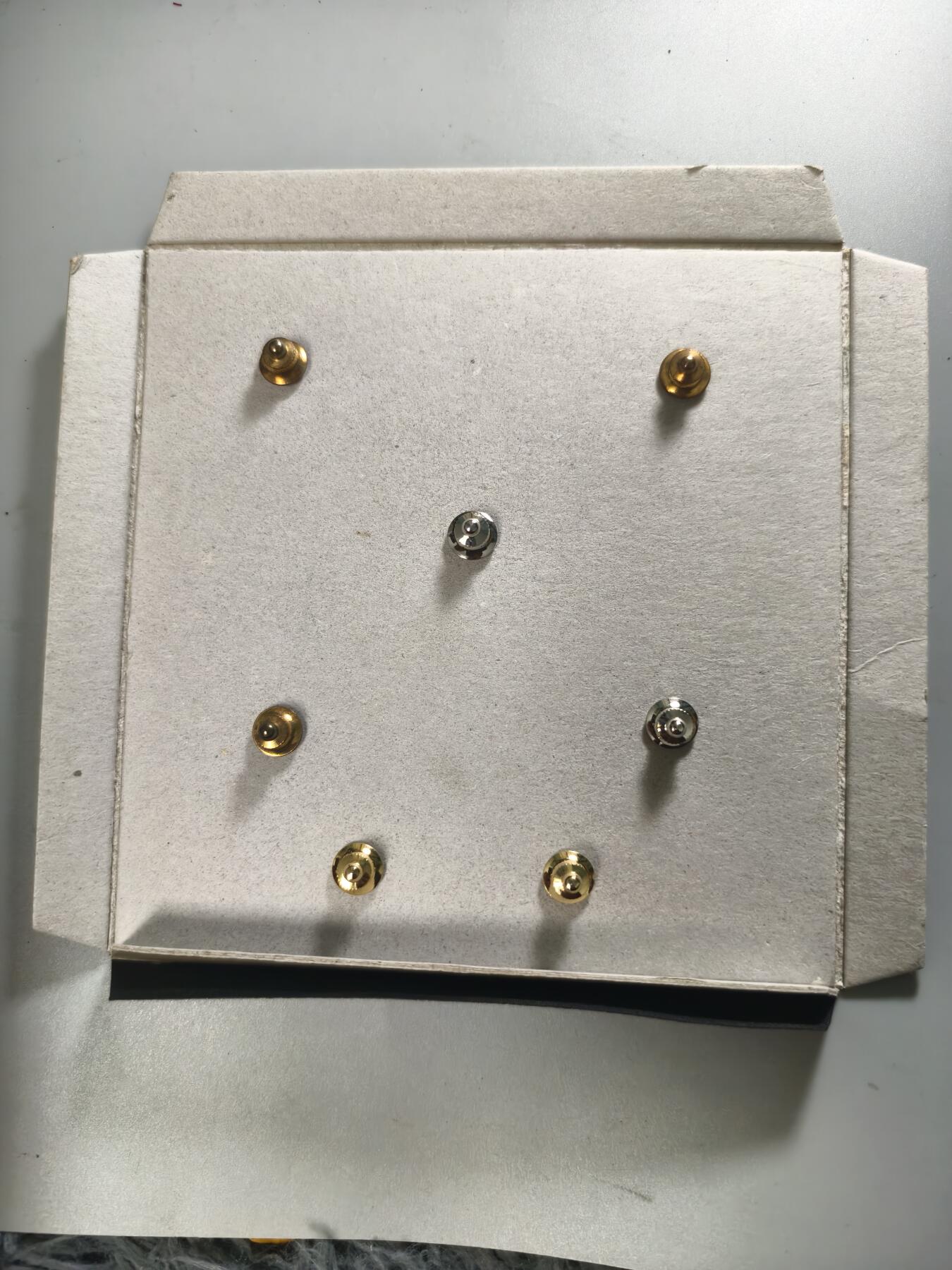 九期新疆小崔一丝路币杂件工艺品徽章拍卖 新疆纪念章