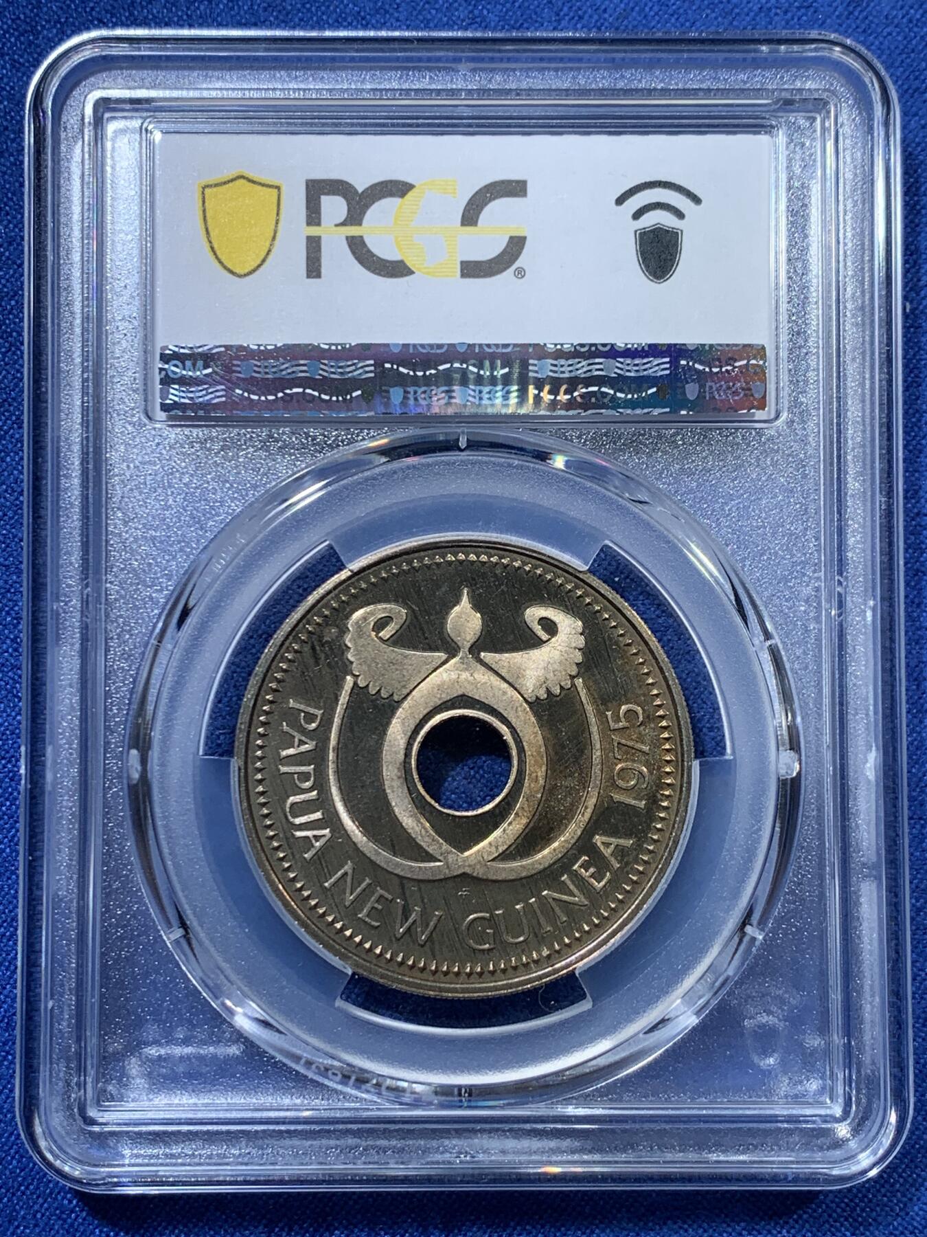 《竞宝斋》第313场 周日，周一 2场连拍 （全场包邮） PCGS PR66DCAM 1975巴布亚新几内亚1基纳 鳄鱼设计经典 富兰克林的工艺很好 所以给了高浮雕 两面的包浆也很好看 和图案相得益彰 可藏！