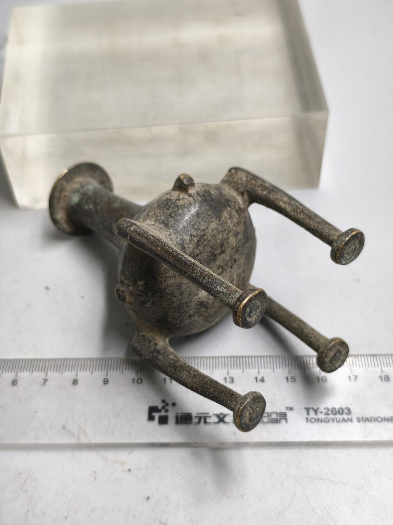 九期新疆小崔一丝路币杂件工艺品徽章拍卖 铜香插