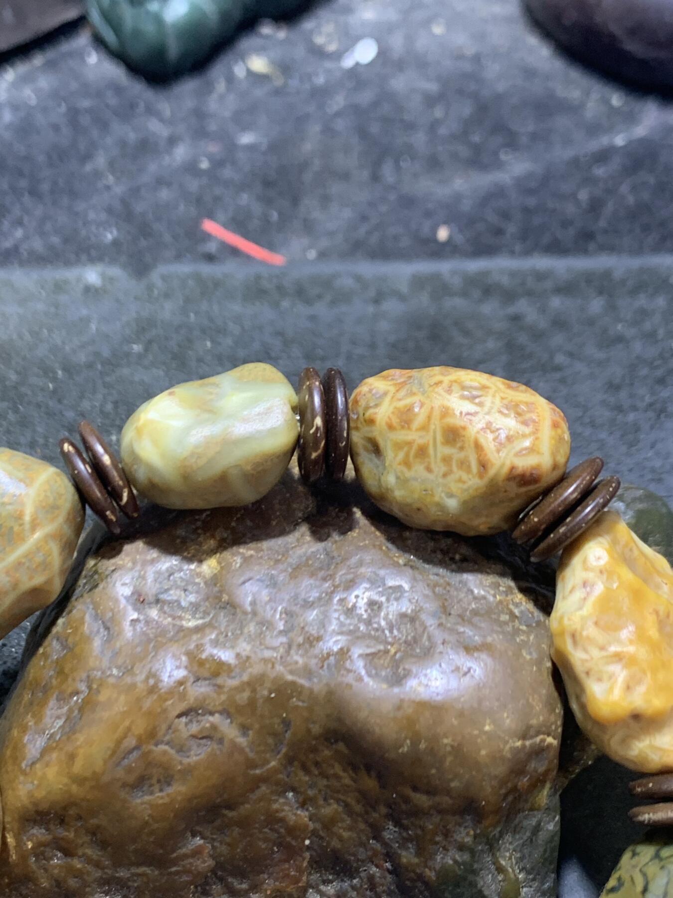 精美罕见草花纹筋脉石老料原石手串一条，