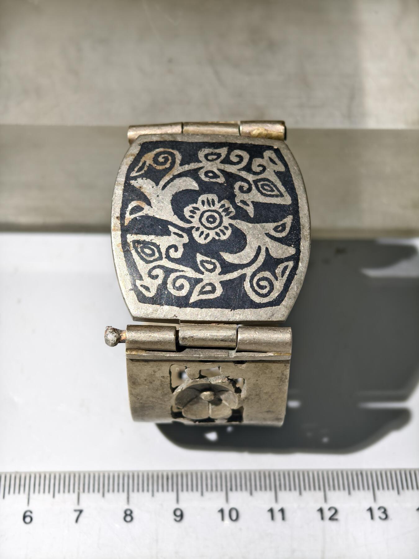 九期新疆小崔一丝路币杂件工艺品徽章拍卖 少数民族地区铜器