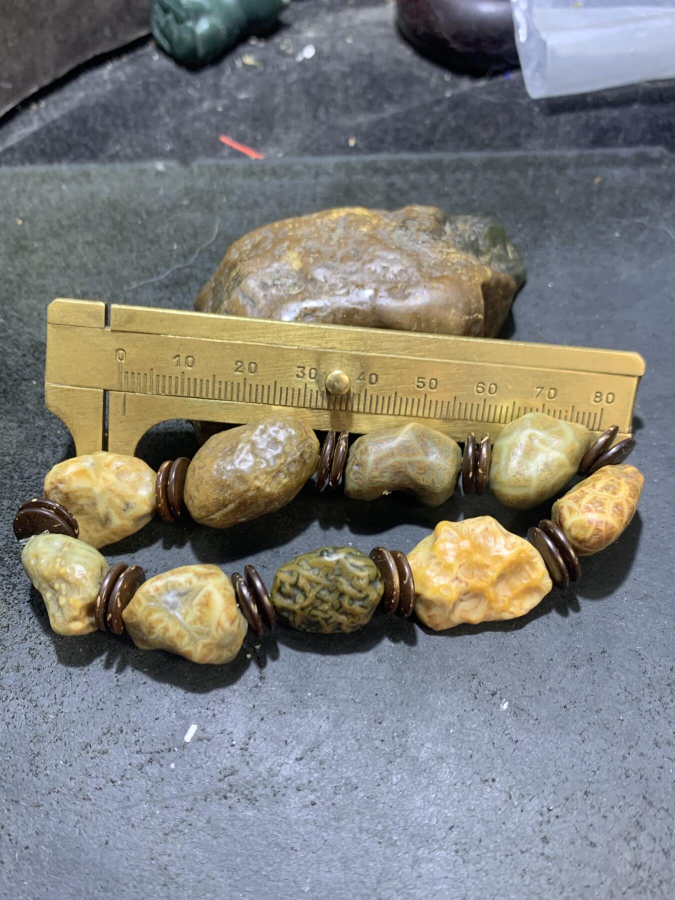 精美罕见草花纹筋脉石老料原石手串一条，