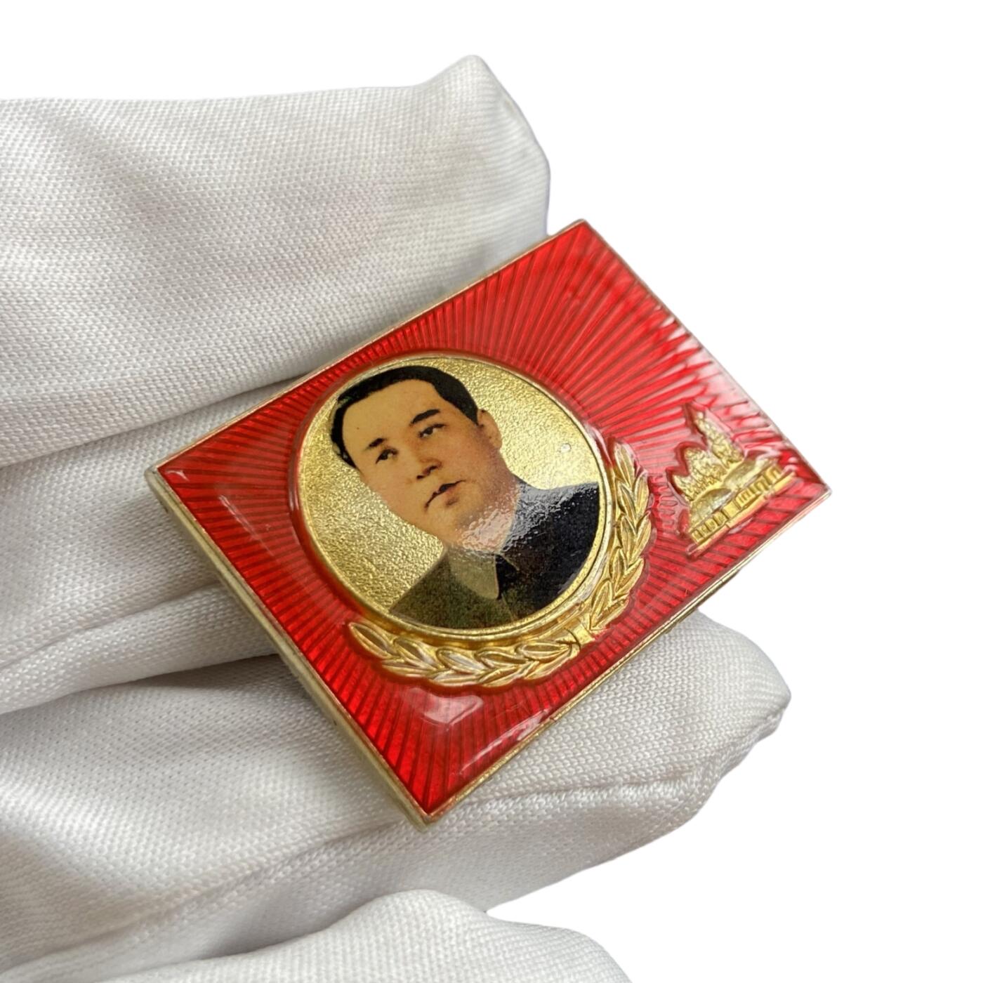 经典款 70年代金日成像章1 万景台红方块