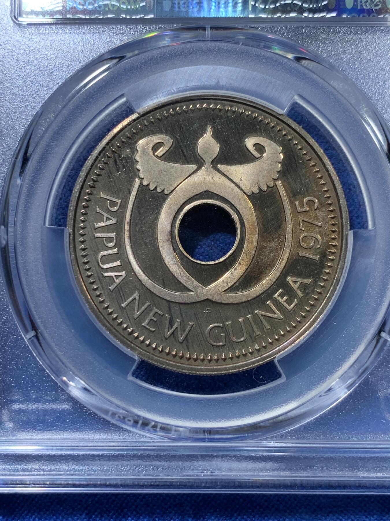 《竞宝斋》第313场 周日，周一 2场连拍 （全场包邮） PCGS PR66DCAM 1975巴布亚新几内亚1基纳 鳄鱼设计经典 富兰克林的工艺很好 所以给了高浮雕 两面的包浆也很好看 和图案相得益彰 可藏！