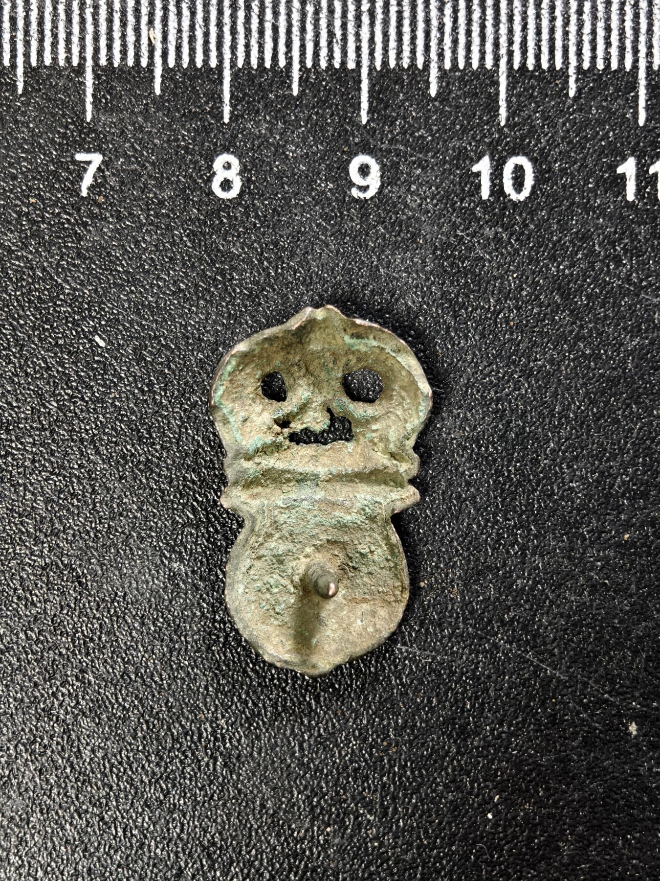 九期新疆小崔一丝路币杂件工艺品徽章拍卖 人脸老铜饰