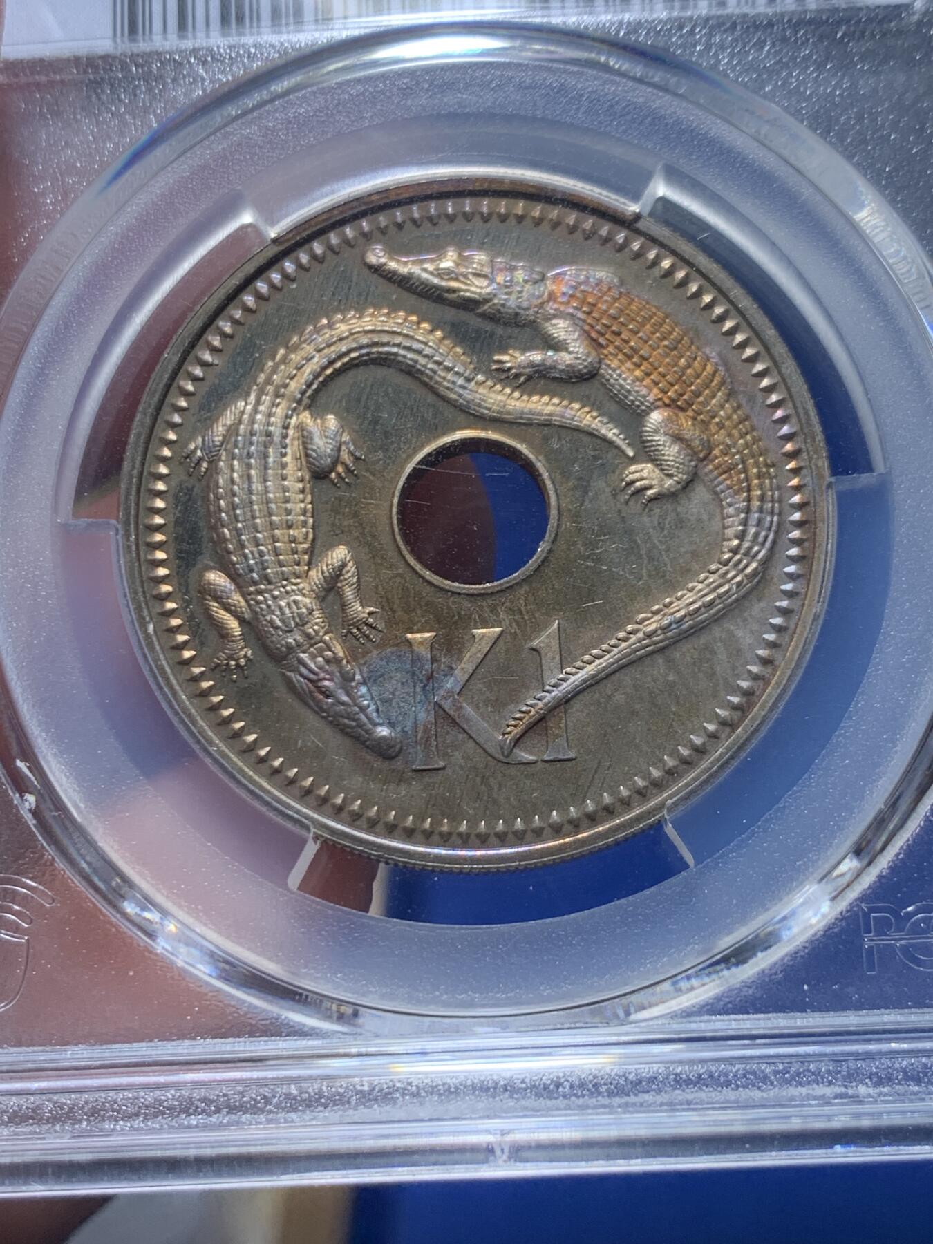 《竞宝斋》第313场 周日，周一 2场连拍 （全场包邮） PCGS PR66DCAM 1975巴布亚新几内亚1基纳 鳄鱼设计经典 富兰克林的工艺很好 所以给了高浮雕 两面的包浆也很好看 和图案相得益彰 可藏！