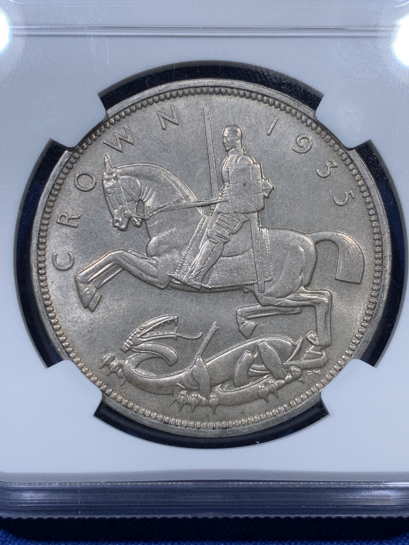 《竞宝斋》第313场 周日，周一 2场连拍 （全场包邮） NGC MS64 英国1935年乔治五世木马剑克朗银币 经典品种，黄油转光，好状态。