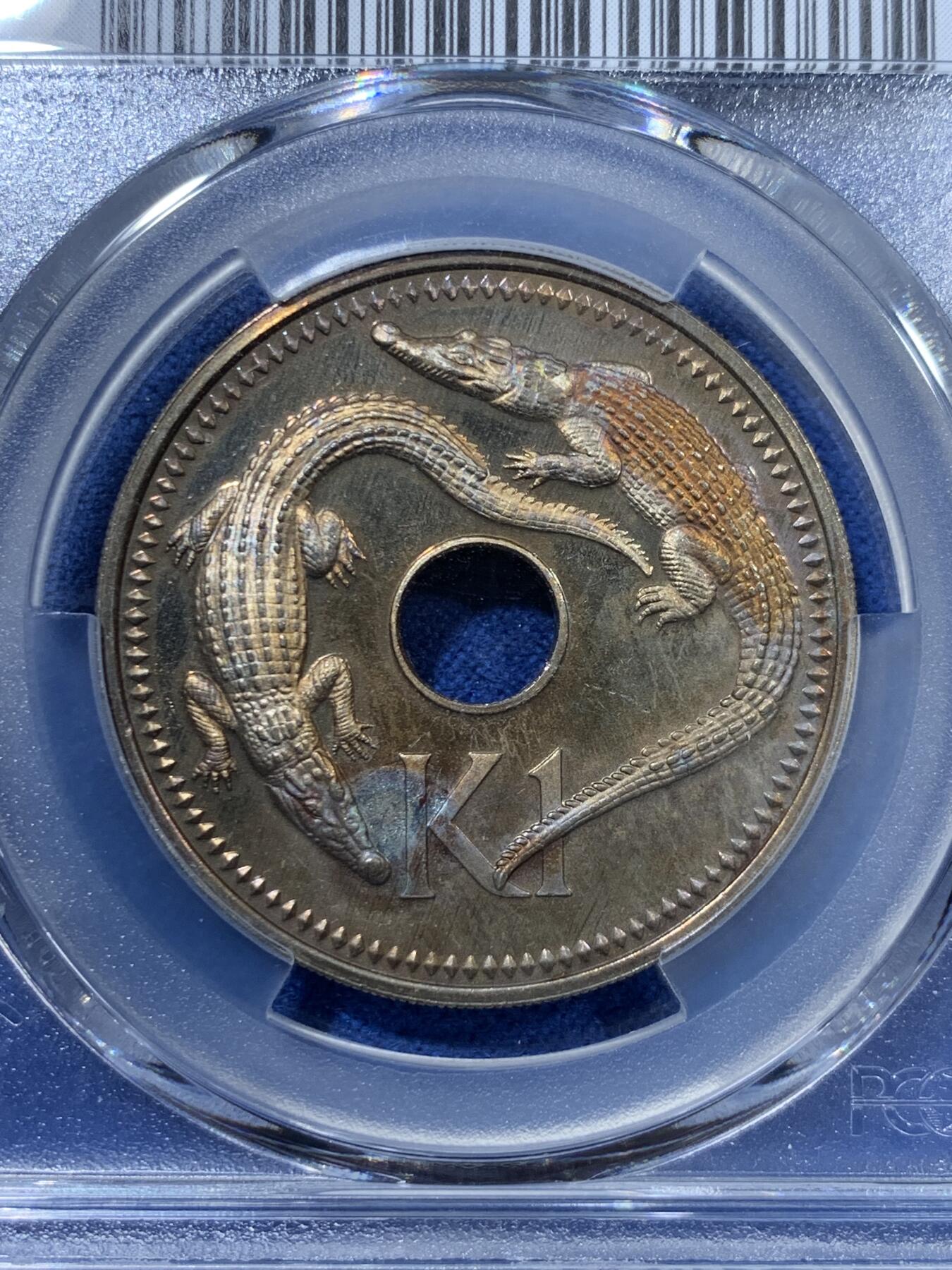 《竞宝斋》第313场 周日，周一 2场连拍 （全场包邮） PCGS PR66DCAM 1975巴布亚新几内亚1基纳 鳄鱼设计经典 富兰克林的工艺很好 所以给了高浮雕 两面的包浆也很好看 和图案相得益彰 可藏！