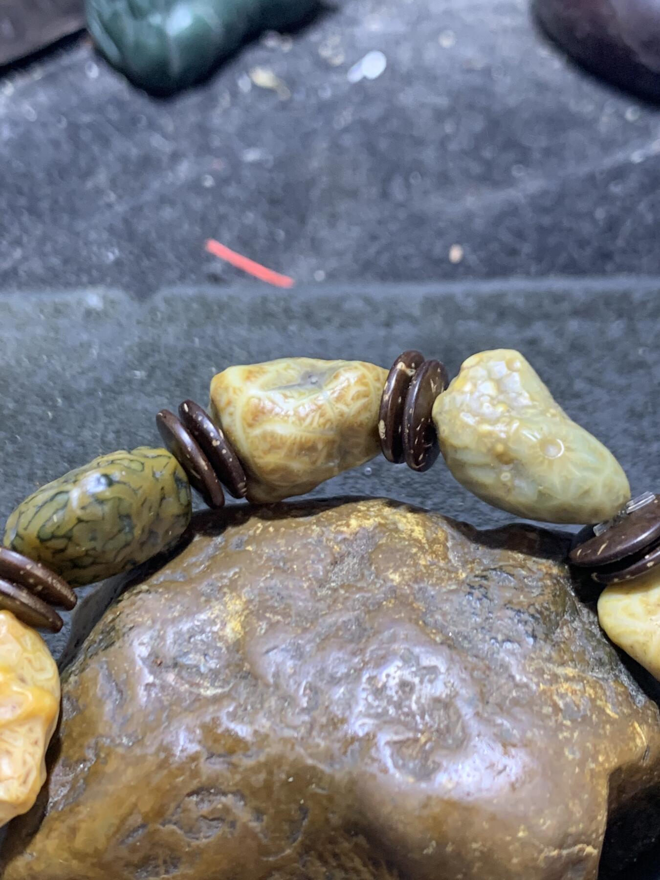 精美罕见草花纹筋脉石老料原石手串一条，