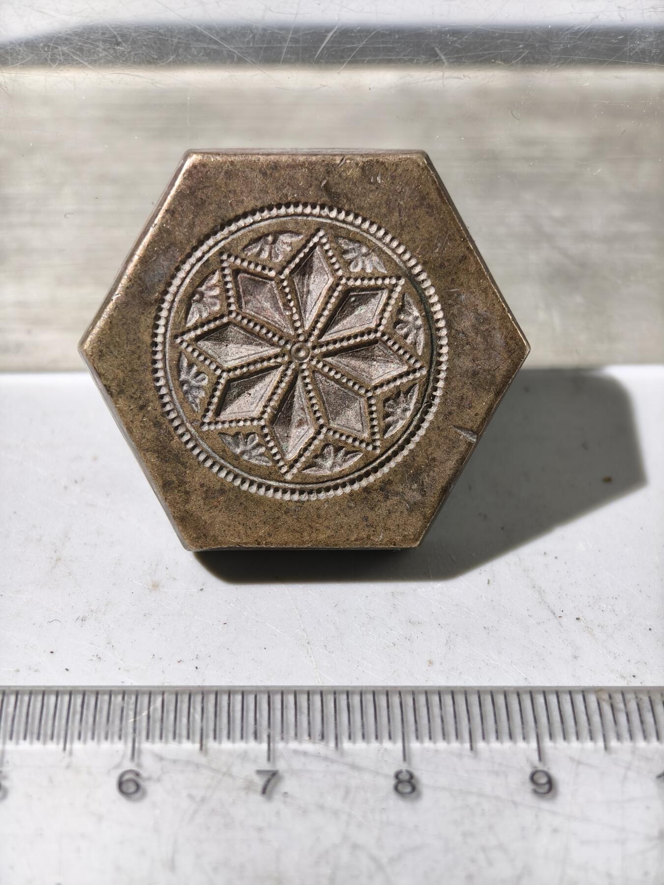 九期新疆小崔一丝路币杂件工艺品徽章拍卖 少数民族地区金银饰品打制铜模具