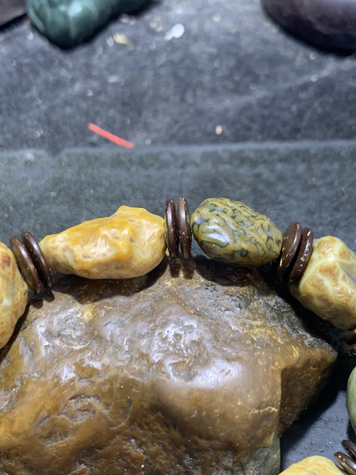 精美罕见草花纹筋脉石老料原石手串一条，