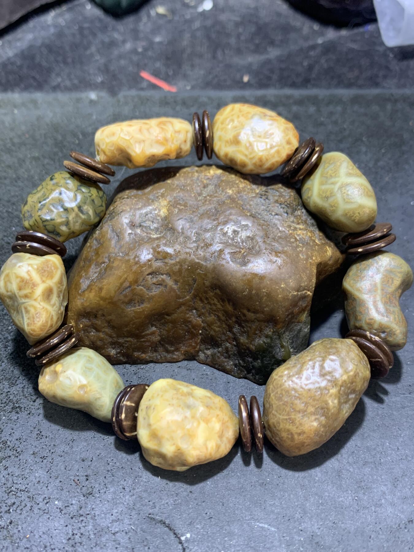 精美罕见草花纹筋脉石老料原石手串一条，