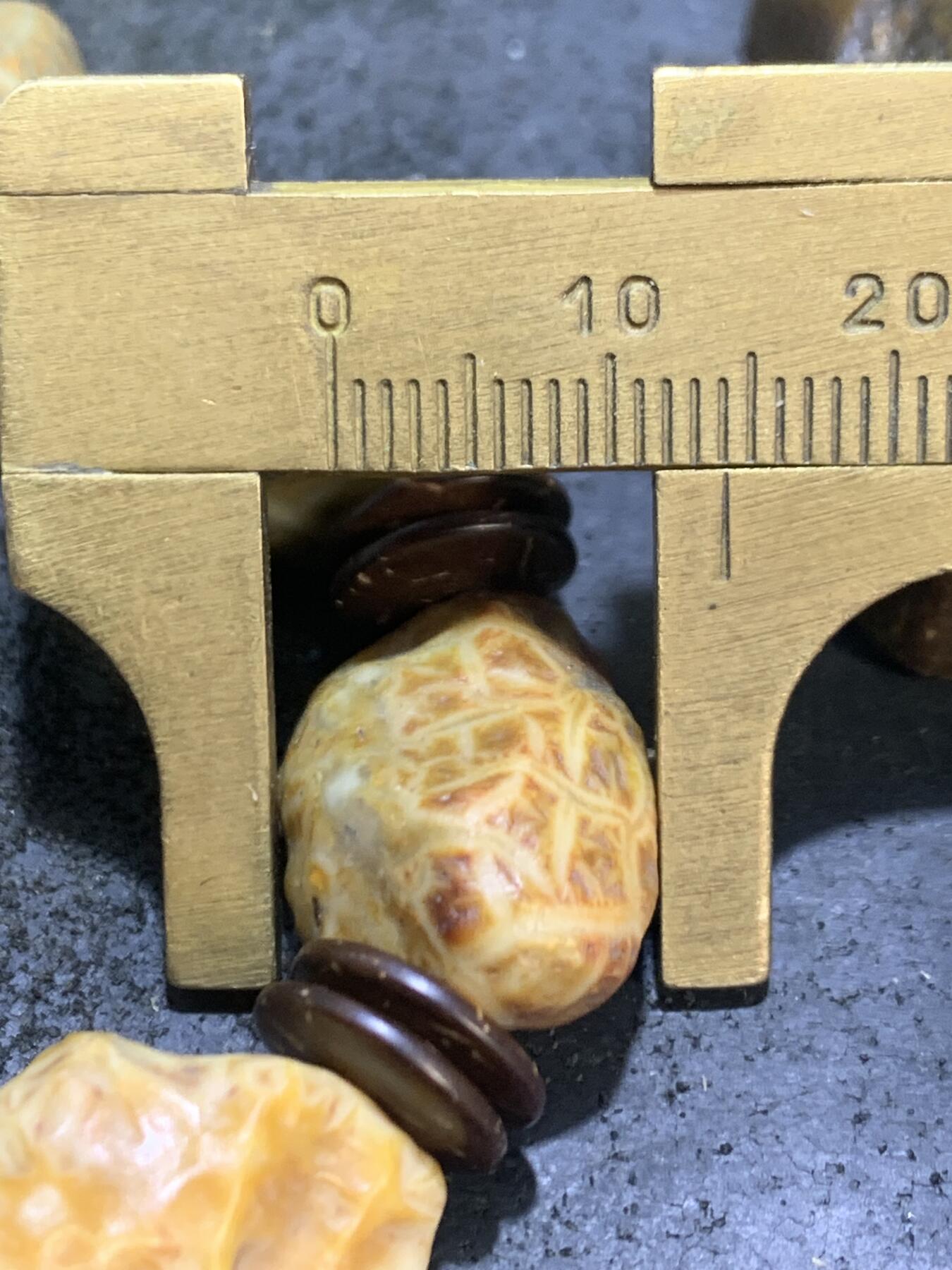 精美罕见草花纹筋脉石老料原石手串一条，