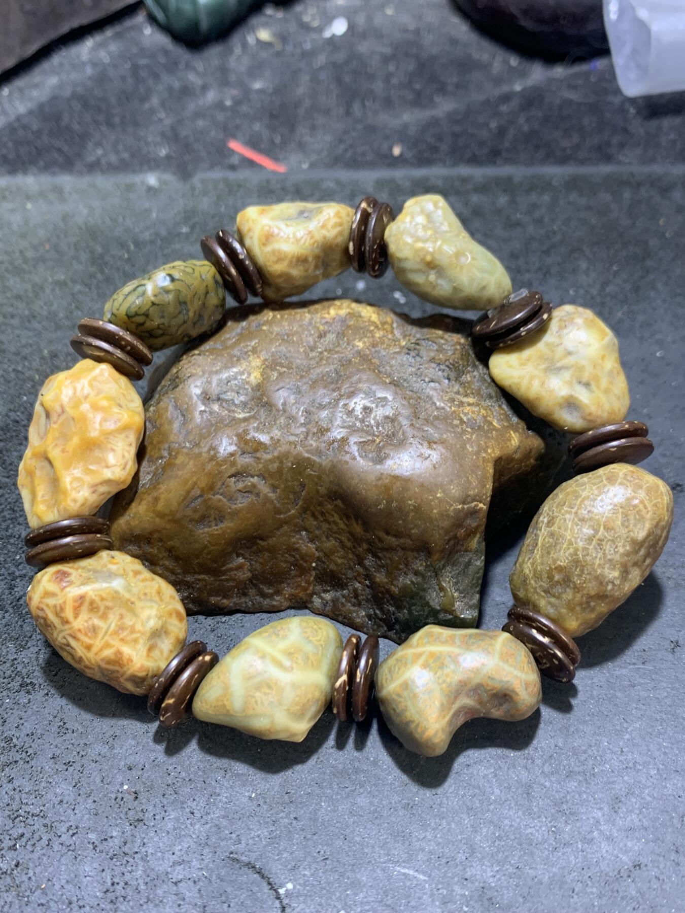 精美罕见草花纹筋脉石老料原石手串一条，