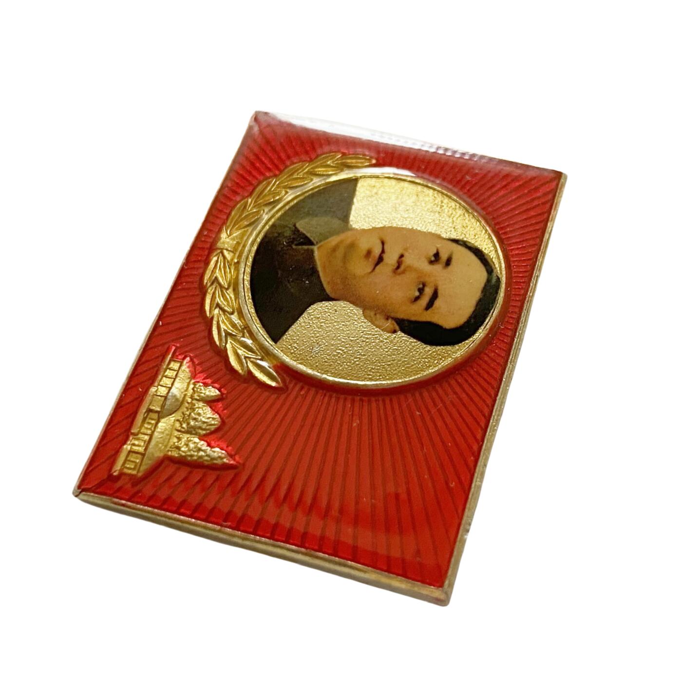 经典款 70年代金日成像章1 万景台红方块