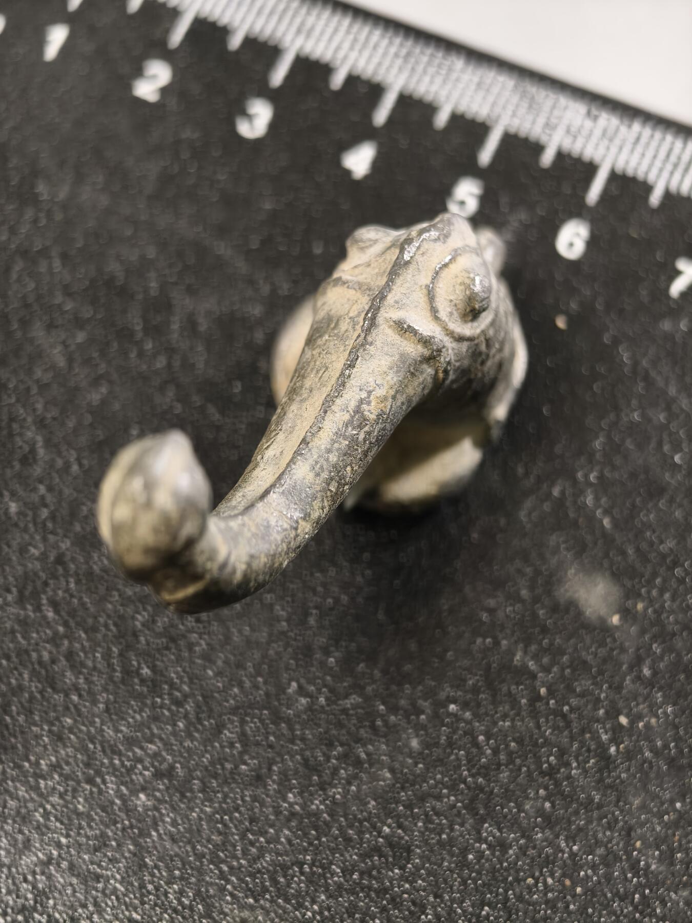 九期新疆小崔一丝路币杂件工艺品徽章拍卖 老铅制大象