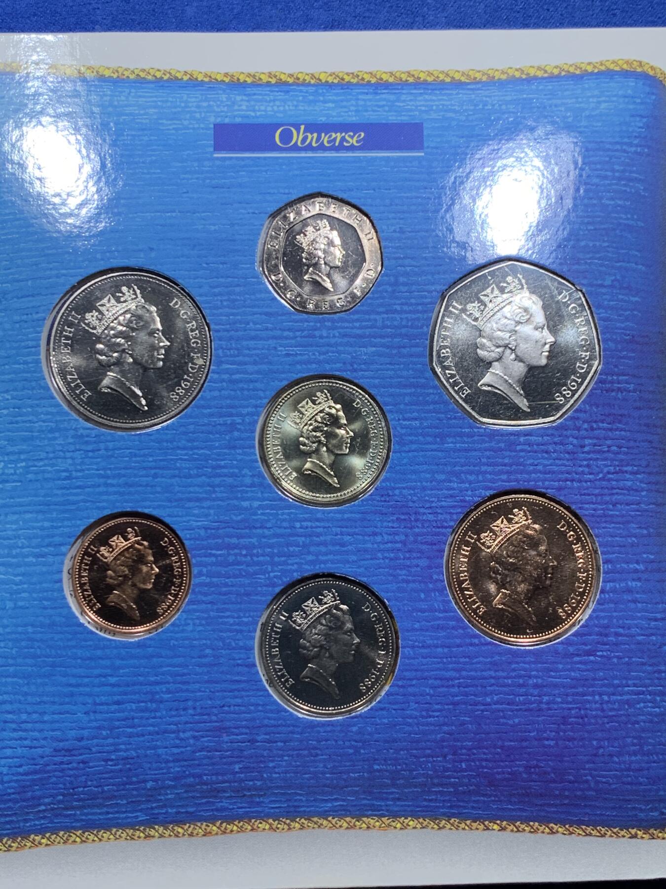 《竞宝斋》第313场 周日，周一 2场连拍 （全场包邮） 1988年英国卡装套币，含一枚盾徽加厚1英镑面值的硬币，经典图案值得收藏，证书齐全。