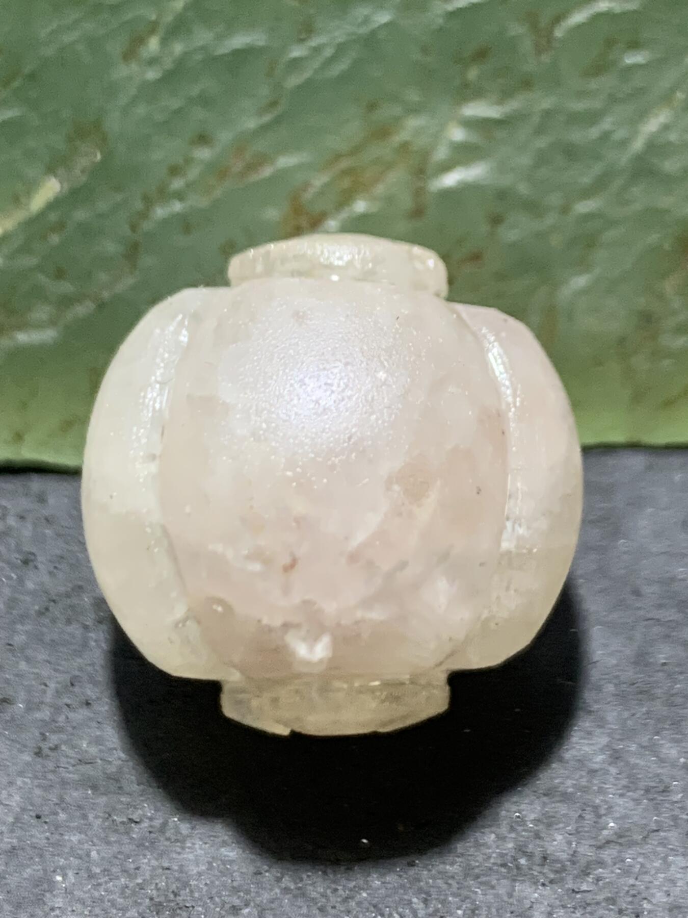 精美亚光满冰飘料战国红玛瑙手工雕刻四棱南瓜灯笼珠一颗！