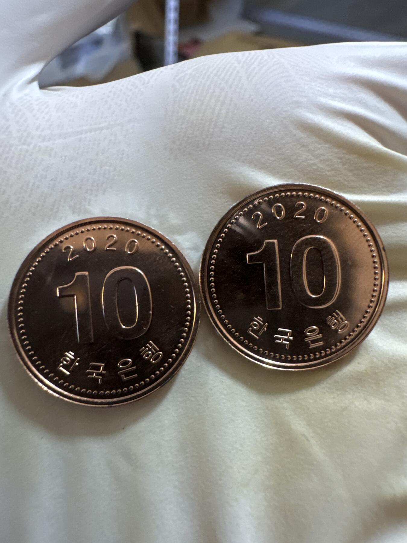 国庆假期快乐🎉正常打包1天发货哦～ 韩国10韩元（两枚）