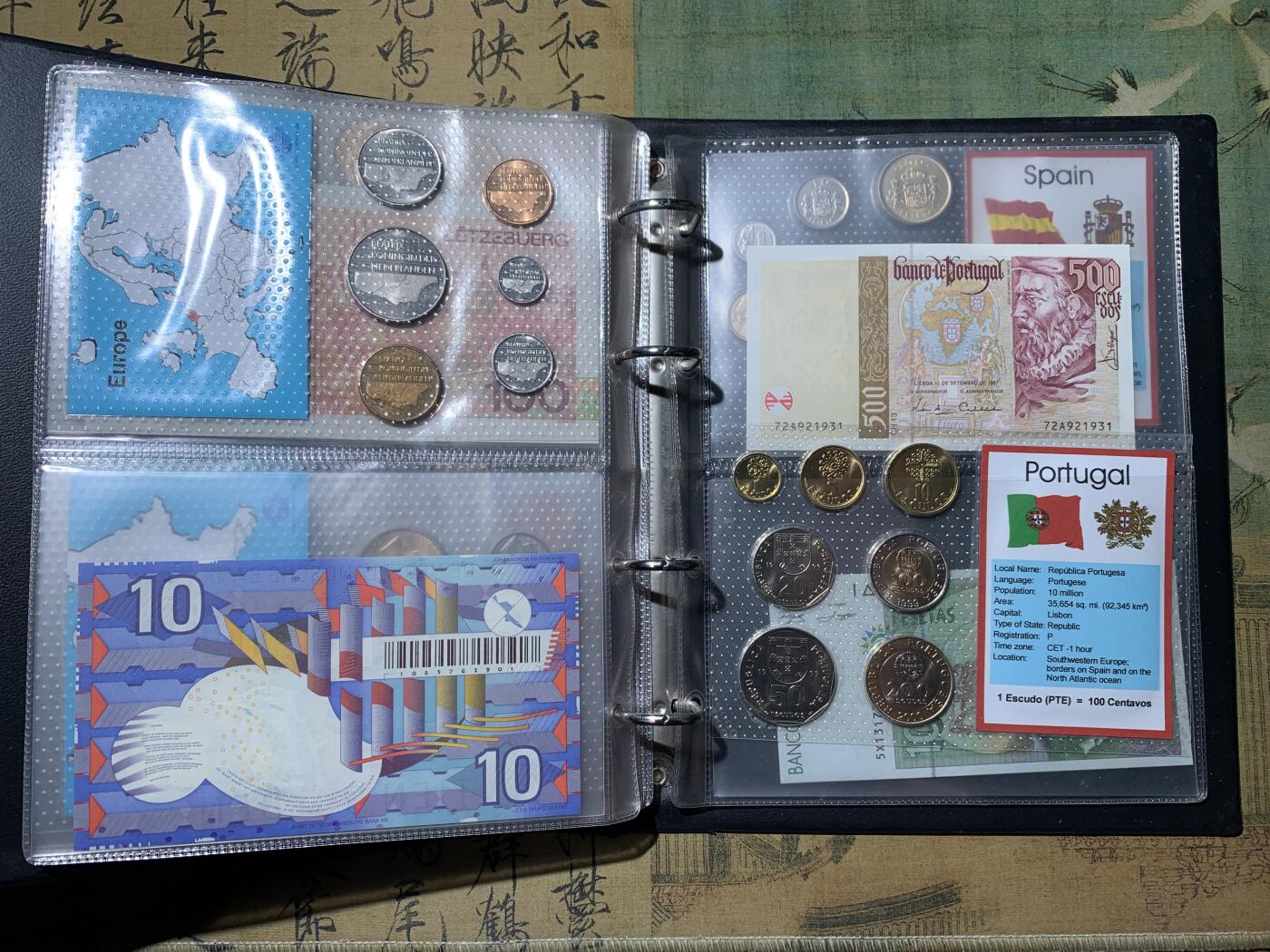 《竞宝斋》第313场 周日，周一 2场连拍 （全场包邮） 欧元区首批成员国最后的本国货币精装纪念册 包含12个国家 12套mint set和12张高值纸币 爱尔兰 荷兰都是一张小几百的品种 一步到位 发售价45000日元 收藏佳品