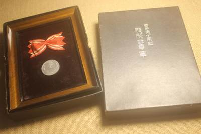 赤十字社特别社员章，授予集体版本，战时式样，合金材质，库存品相 - 赤十字社特别社员章，授予集体版本，战时式样，合金材质，库存品相