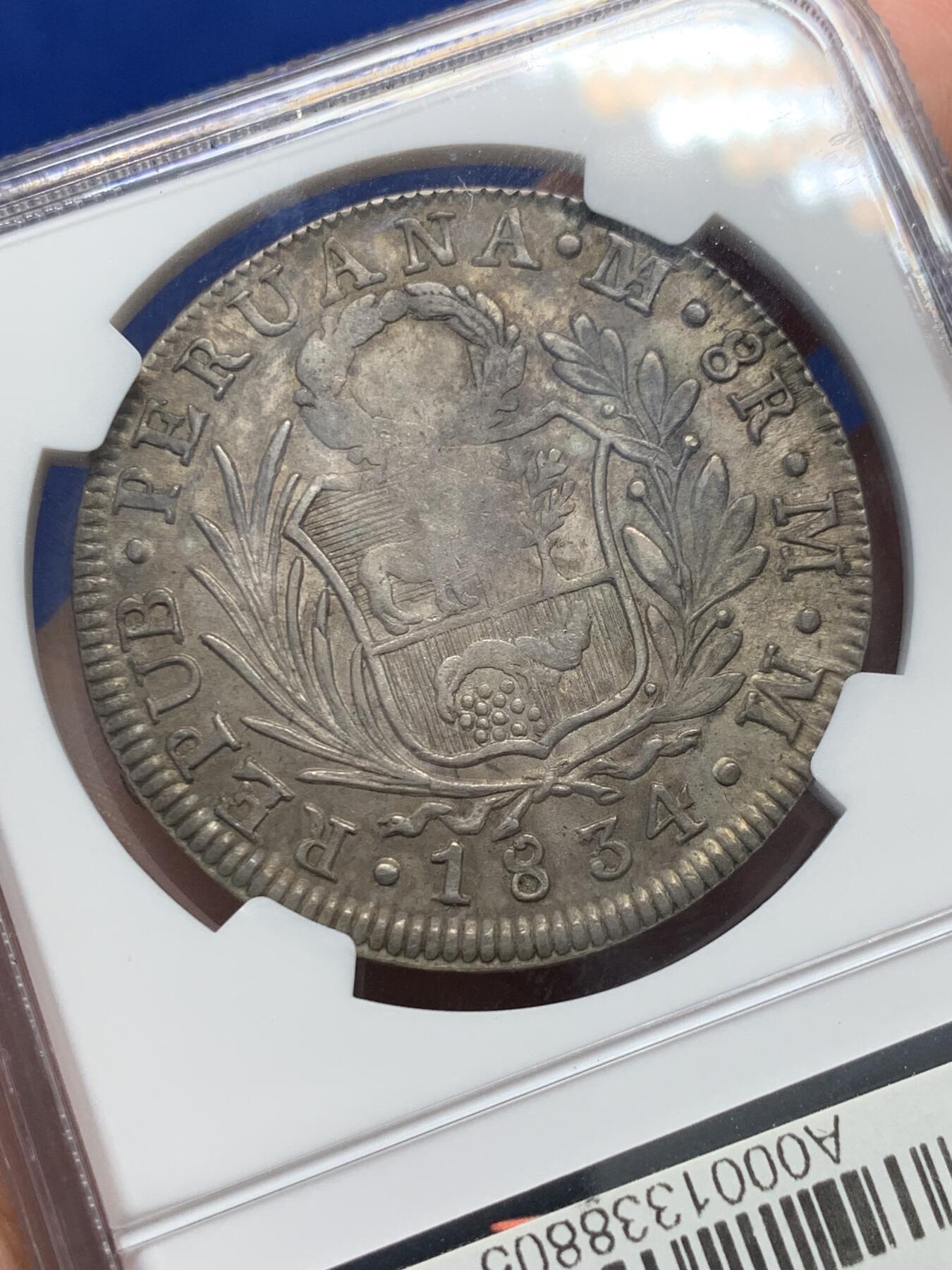 《竞宝斋》第313场 周日，周一 2场连拍 （全场包邮） NGC AU55 秘鲁1834年利马厂站人8R大银币，原味老包浆，滴水未沾。此品种普遍弱打，高分也无好品。早期南美主币大银难得