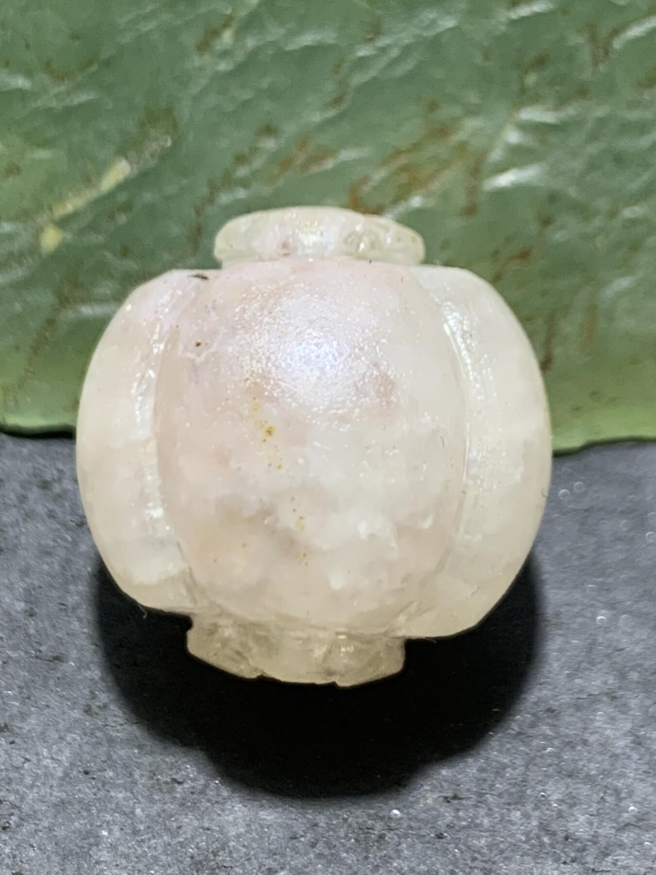 精美亚光满冰飘料战国红玛瑙手工雕刻四棱南瓜灯笼珠一颗！