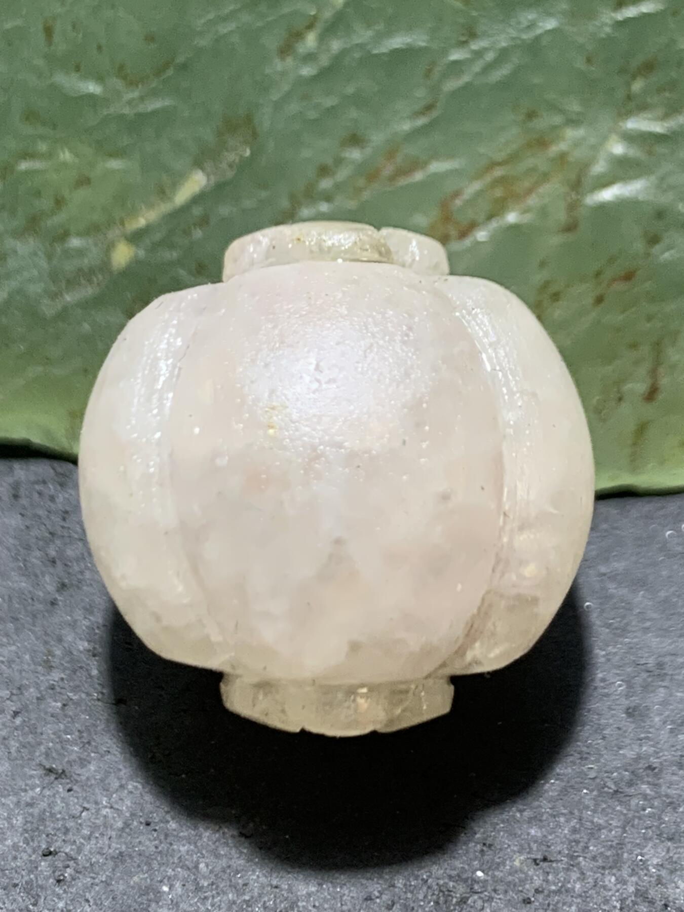 精美亚光满冰飘料战国红玛瑙手工雕刻四棱南瓜灯笼珠一颗！