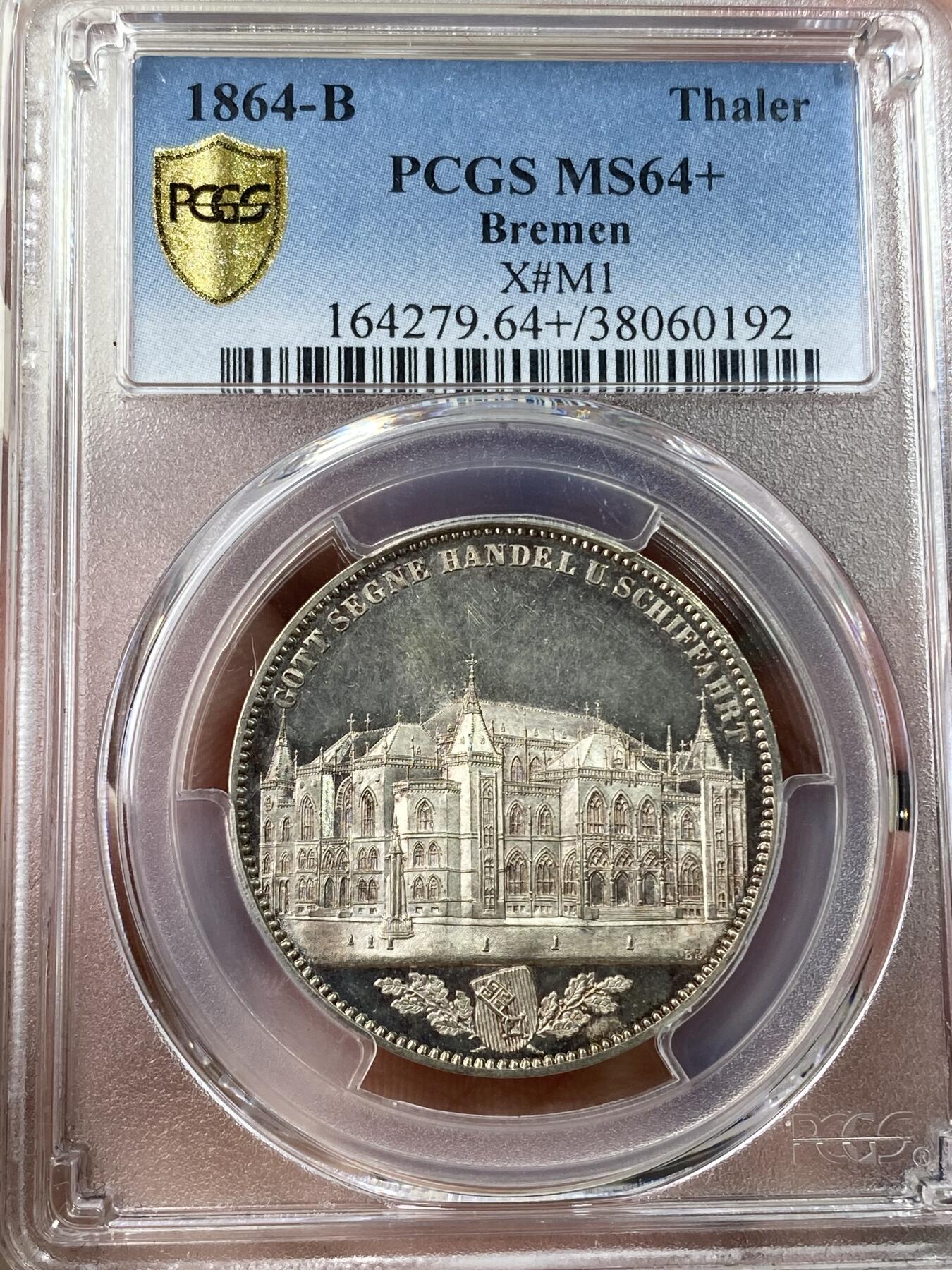 万国钱币拍卖第035期（金银流霞●万国秋季大拍） PCGS MS64+ 1864年不莱梅证券交易所纪念流通1泰勒 镜面与青瓷色包浆兼得的名誉品种 汉诺威造币厂精工之作 发行量仅5000枚 不莱梅市徽上方刊德文“上帝保佑贸易与航运”这座美丽的新哥特风格建筑在1943年毁于战火 庆幸的是还能在此币上欣赏她的美丽