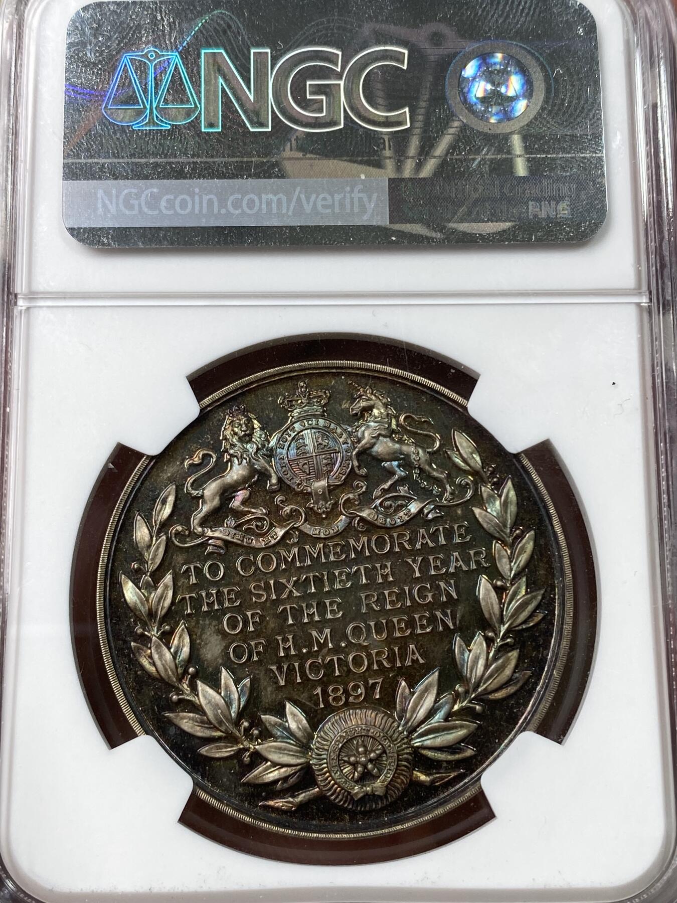 万国钱币拍卖第035期（金银流霞●万国秋季大拍） NGC MS64 1897年英国维多利亚女皇登基60周年钻石禧年纪念大银章 38MM 如同钻石般耀眼的五彩包浆与喷砂效果拉满的高点令人着迷