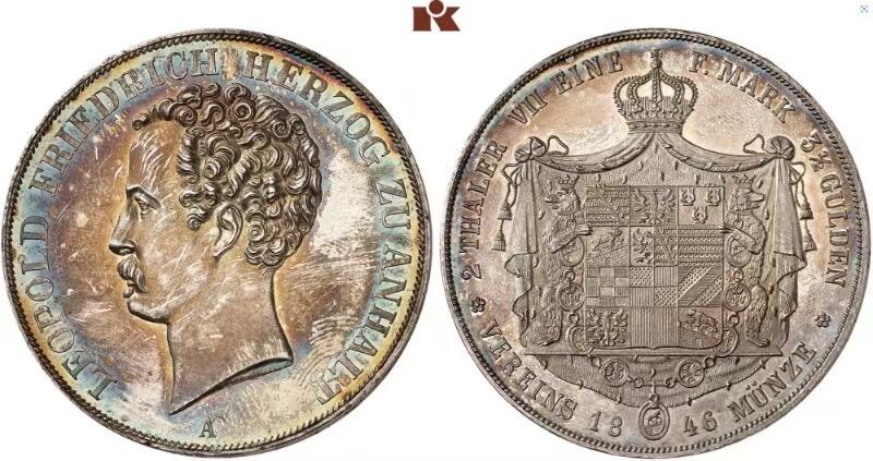 万国钱币拍卖第035期（金银流霞●万国秋季大拍） NGC MS63 1846年德国安哈尔特-德劭双熊大纹章流通2泰勒 大名鼎鼎的安哈特双熊，可以说是邦国2t中最具人气的品种，利奥波德·弗雷德里希大公佛祖般的卷发令人过目不忘，背后双熊扶盾孔武有力，双面老五彩包浆，PL质感，昆克裸币成本约55000元，实物预估64的状态。