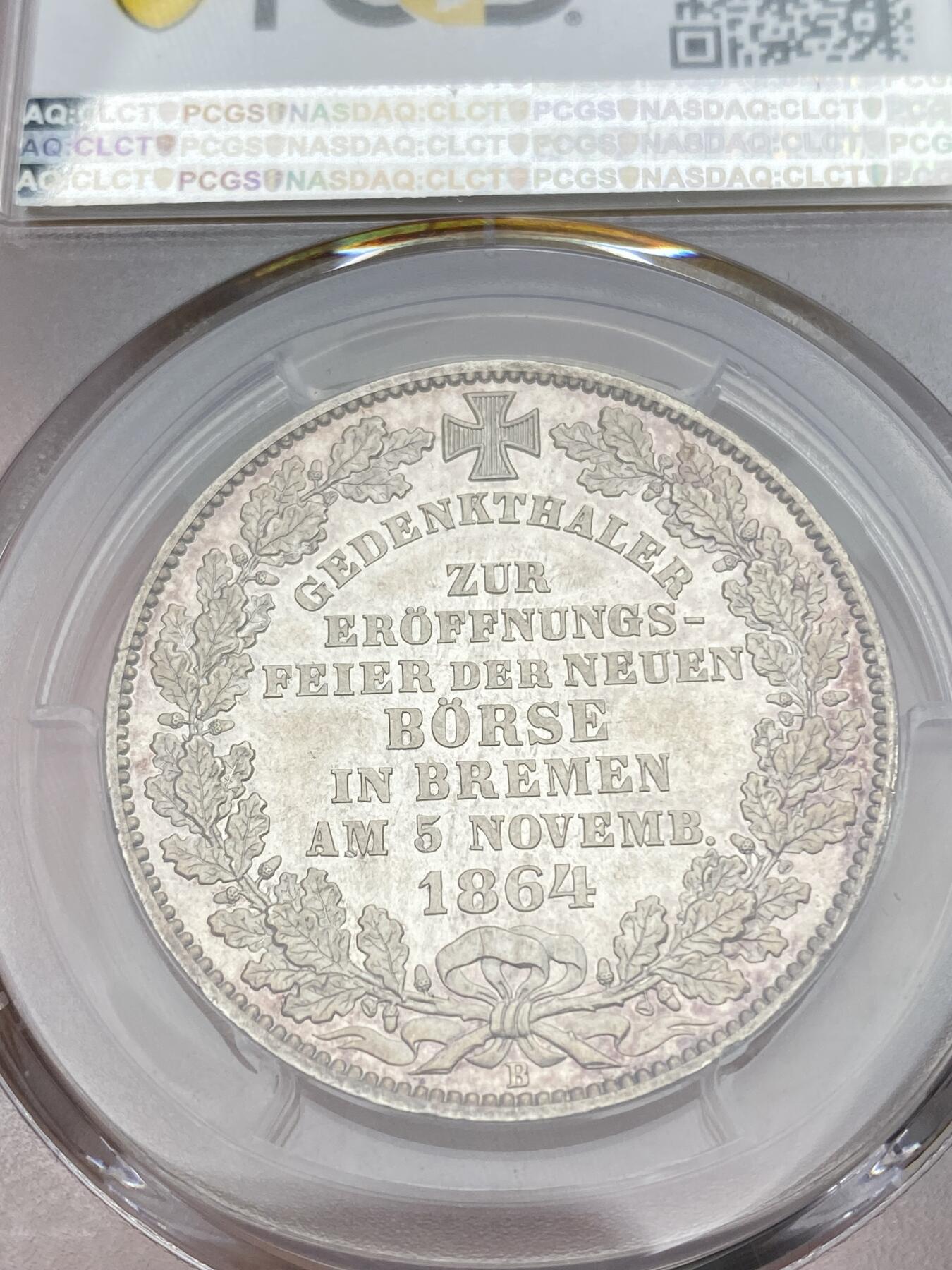 万国钱币拍卖第035期（金银流霞●万国秋季大拍） PCGS MS64+ 1864年不莱梅证券交易所纪念流通1泰勒 镜面与青瓷色包浆兼得的名誉品种 汉诺威造币厂精工之作 发行量仅5000枚 不莱梅市徽上方刊德文“上帝保佑贸易与航运”这座美丽的新哥特风格建筑在1943年毁于战火 庆幸的是还能在此币上欣赏她的美丽