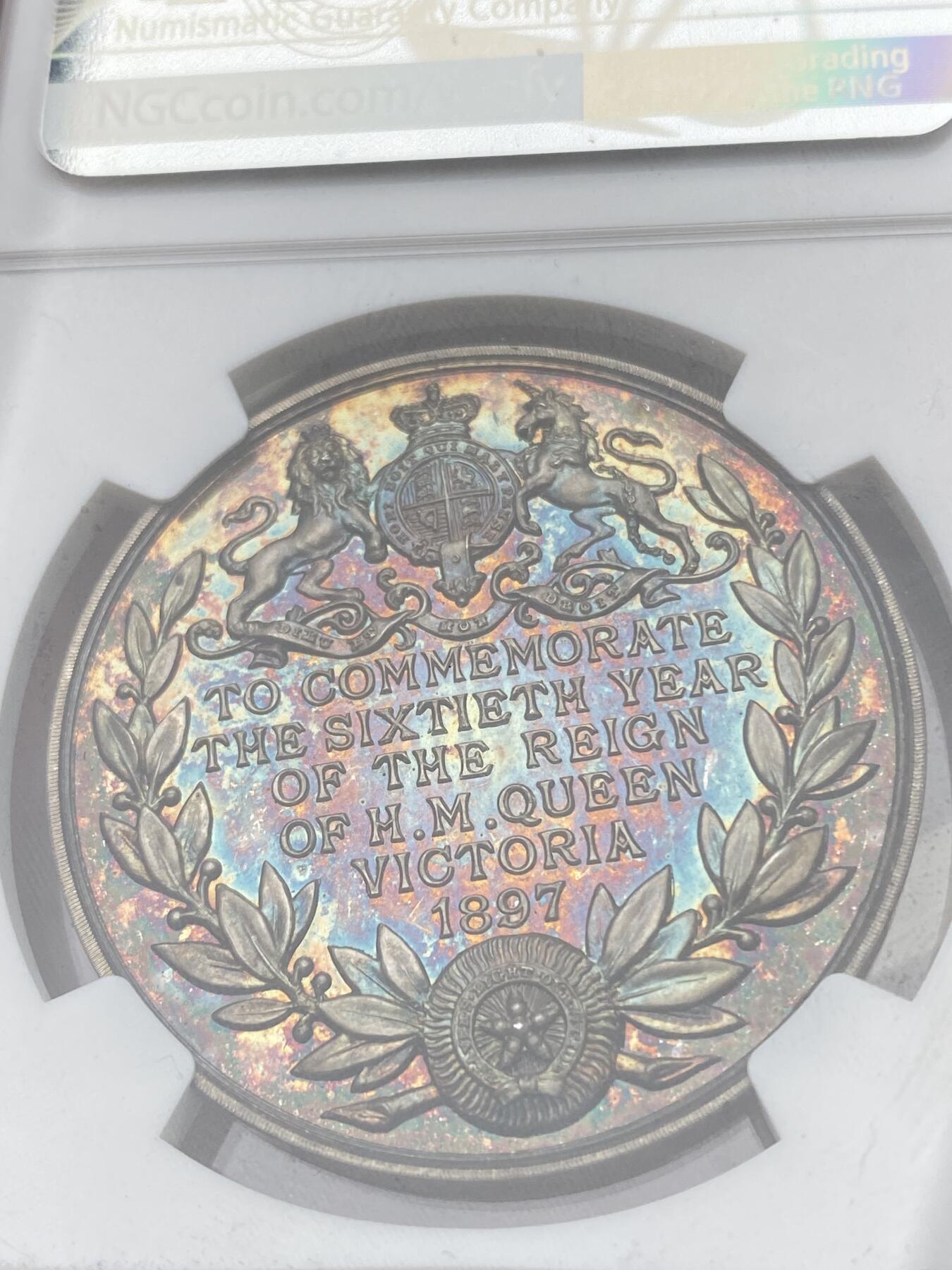 万国钱币拍卖第035期（金银流霞●万国秋季大拍） NGC MS64 1897年英国维多利亚女皇登基60周年钻石禧年纪念大银章 38MM 如同钻石般耀眼的五彩包浆与喷砂效果拉满的高点令人着迷