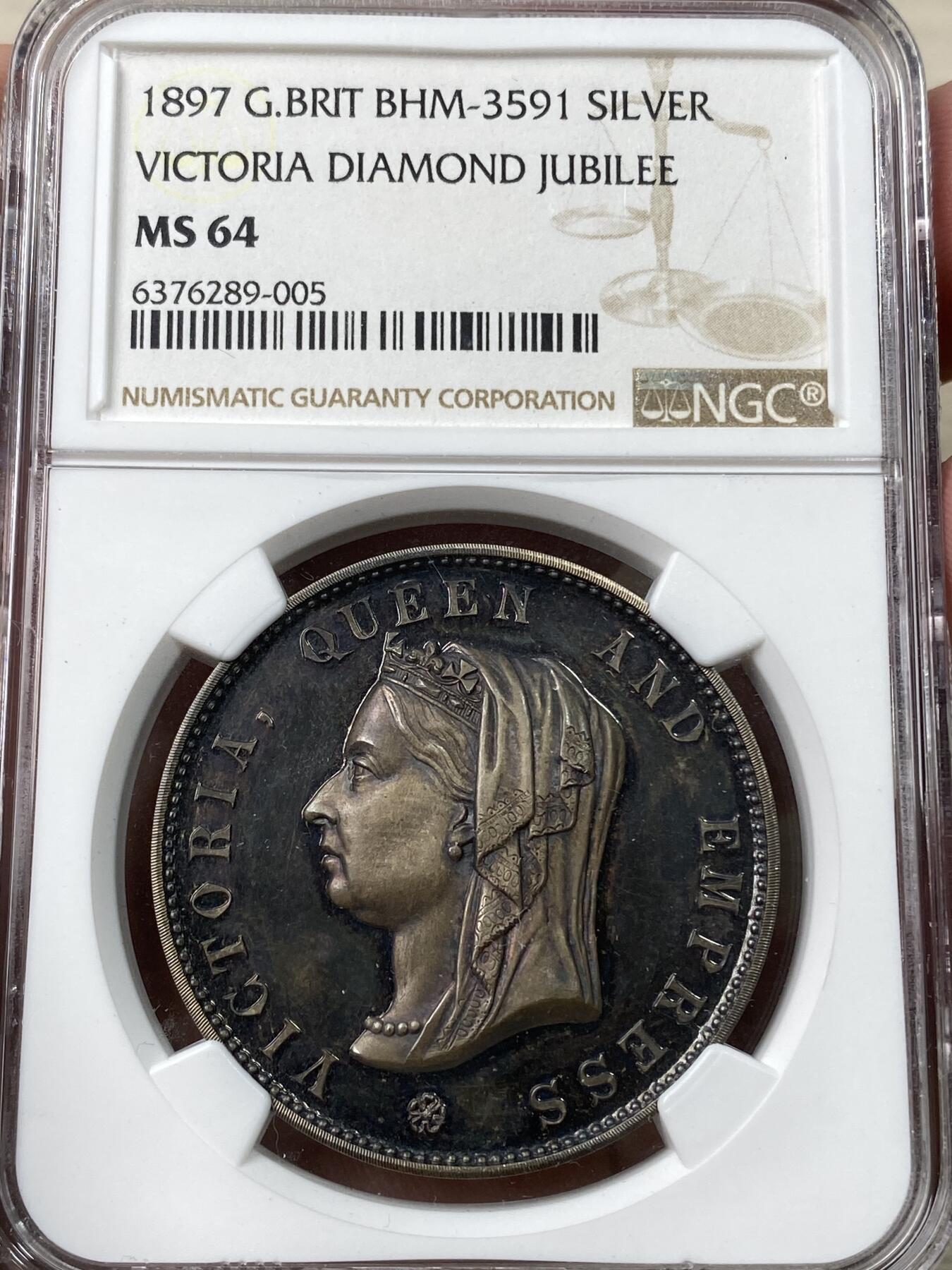 万国钱币拍卖第035期（金银流霞●万国秋季大拍） NGC MS64 1897年英国维多利亚女皇登基60周年钻石禧年纪念大银章 38MM 如同钻石般耀眼的五彩包浆与喷砂效果拉满的高点令人着迷