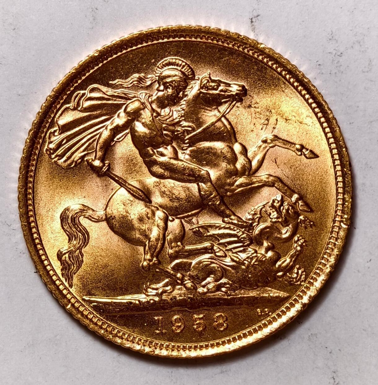 紫瑗钱币——第476期 英国 1958年 伊丽莎白二世 花冠 马剑 1索维林(磅) 8克 0.917金 UNC