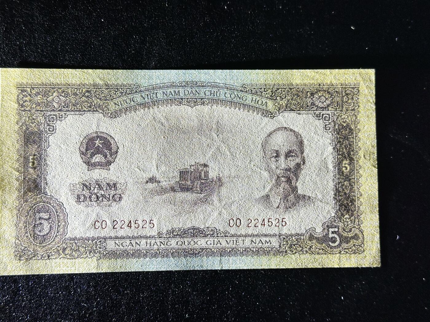 《外钞收藏家》第四百二十三期（连拍场） 1958年越南5盾 UNC- 一个角有折