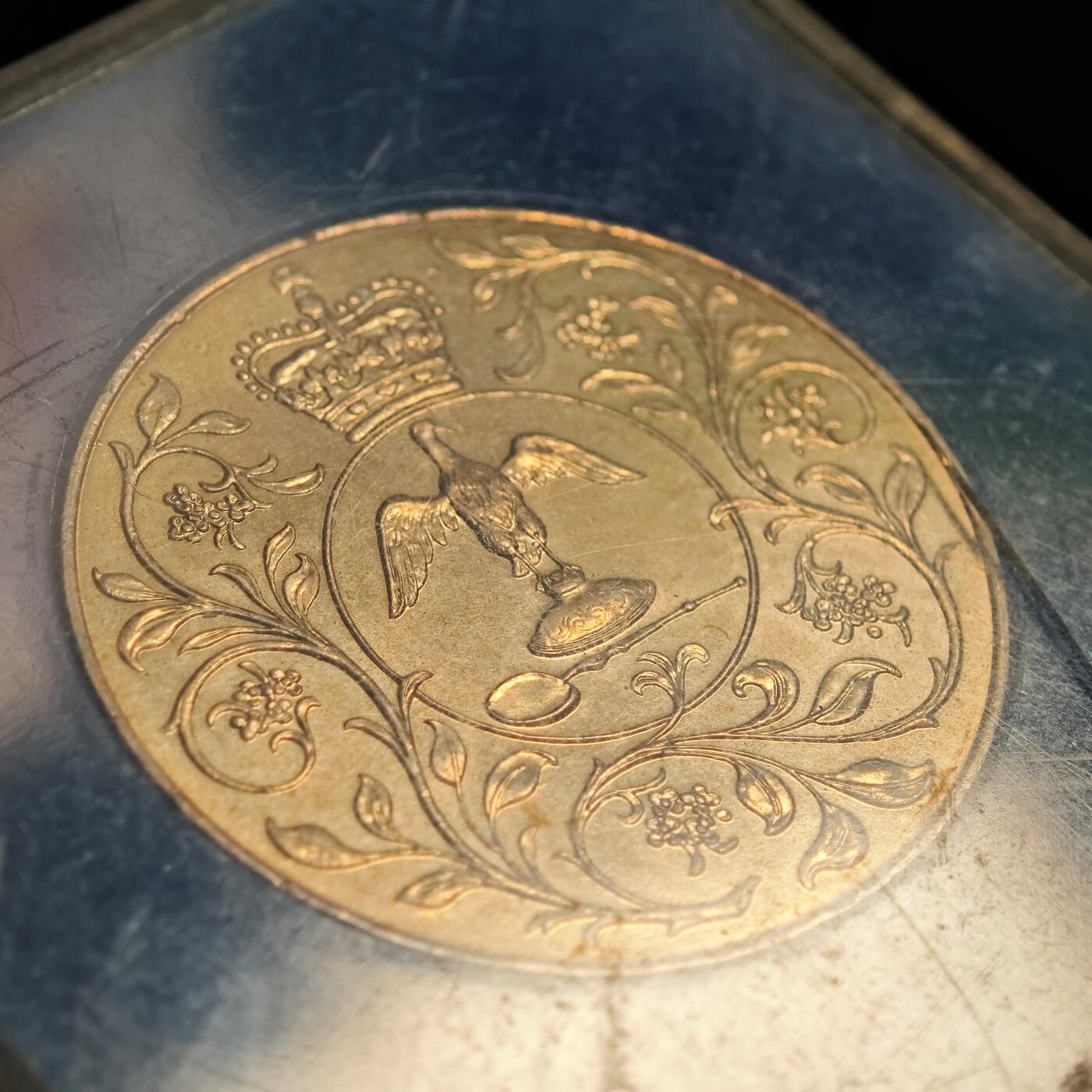 金瓯世界币章小拍第二期 —— 欢度国庆 英国1977年伊丽莎白女王银禧 铜镍合金纪念币 带盒环彩包浆