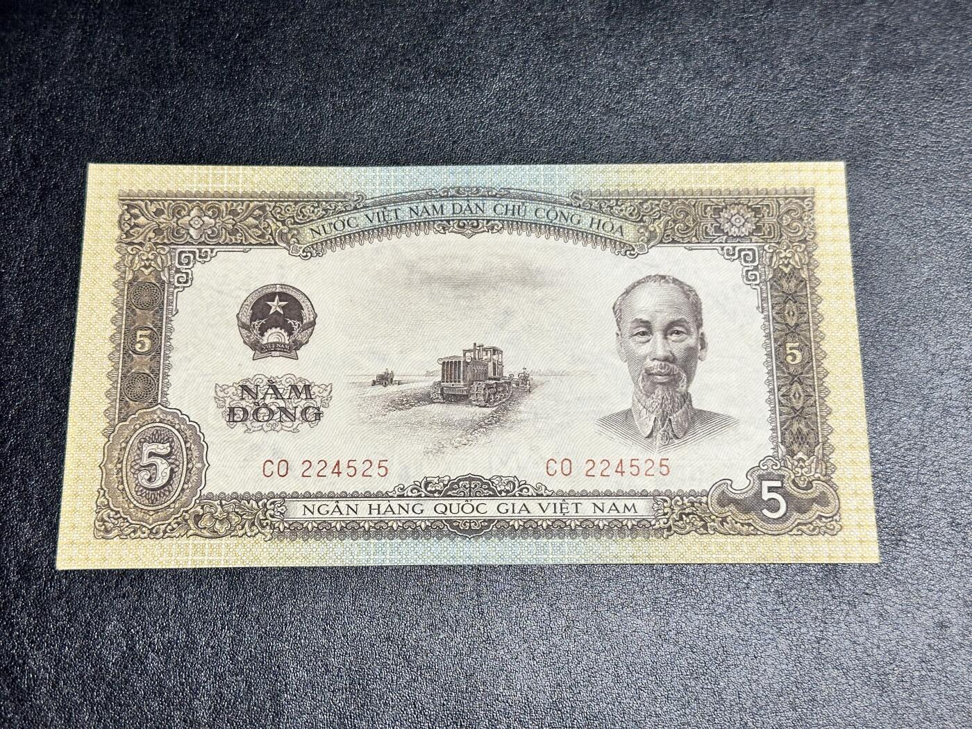 《外钞收藏家》第四百二十三期（连拍场） 1958年越南5盾 UNC- 一个角有折