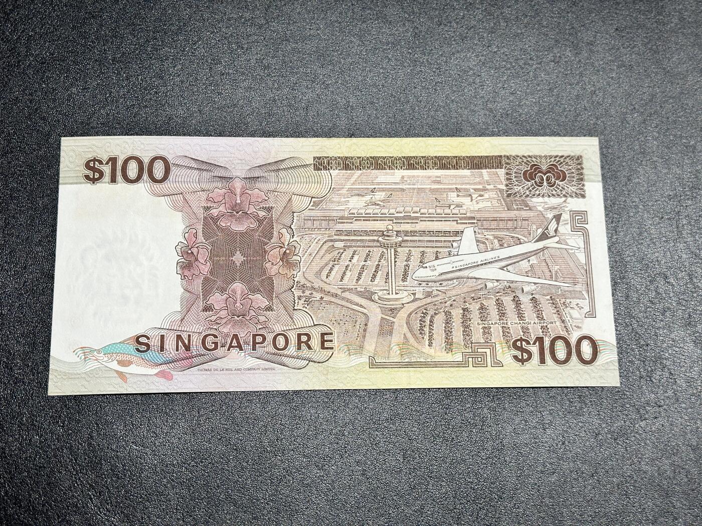 《外钞收藏家》第四百二十三期（连拍场） 新加坡船版100元 UNC- 疑似有折 有轻微潮