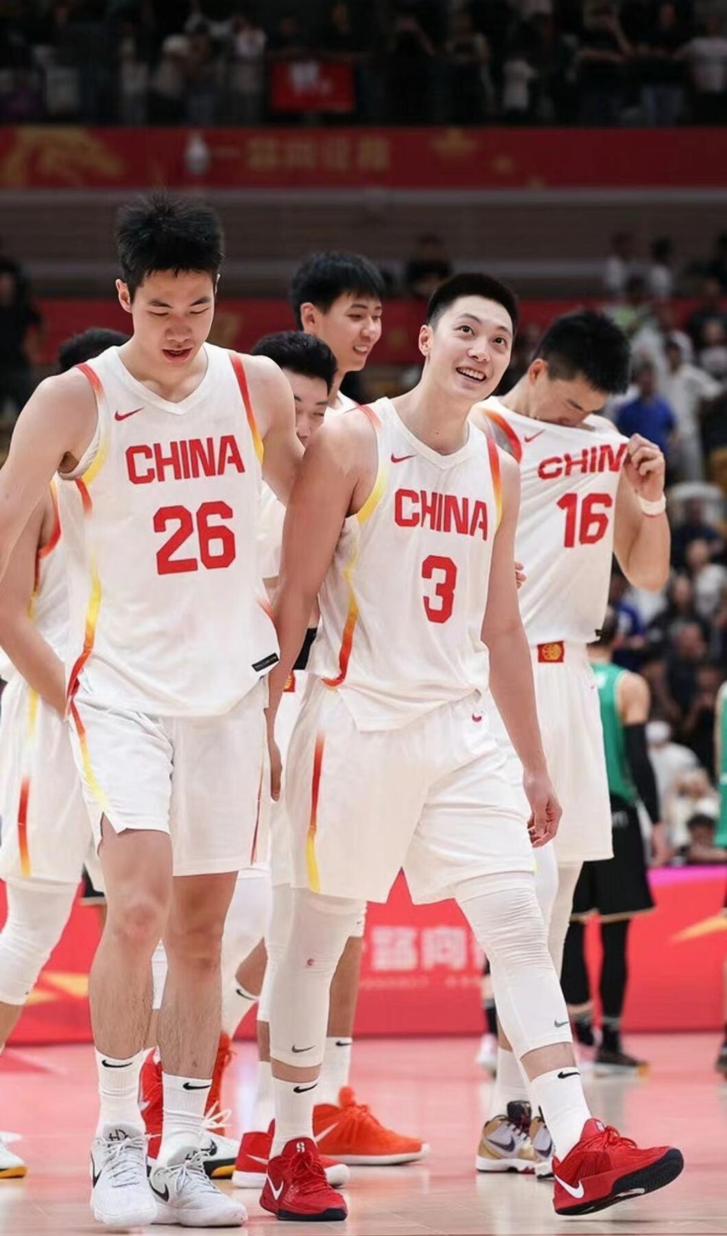 零元拍：中国男篮新任队长胡明轩亲笔签名中国篮协官方杂志CBA专刊《篮球BASKETBALL》！