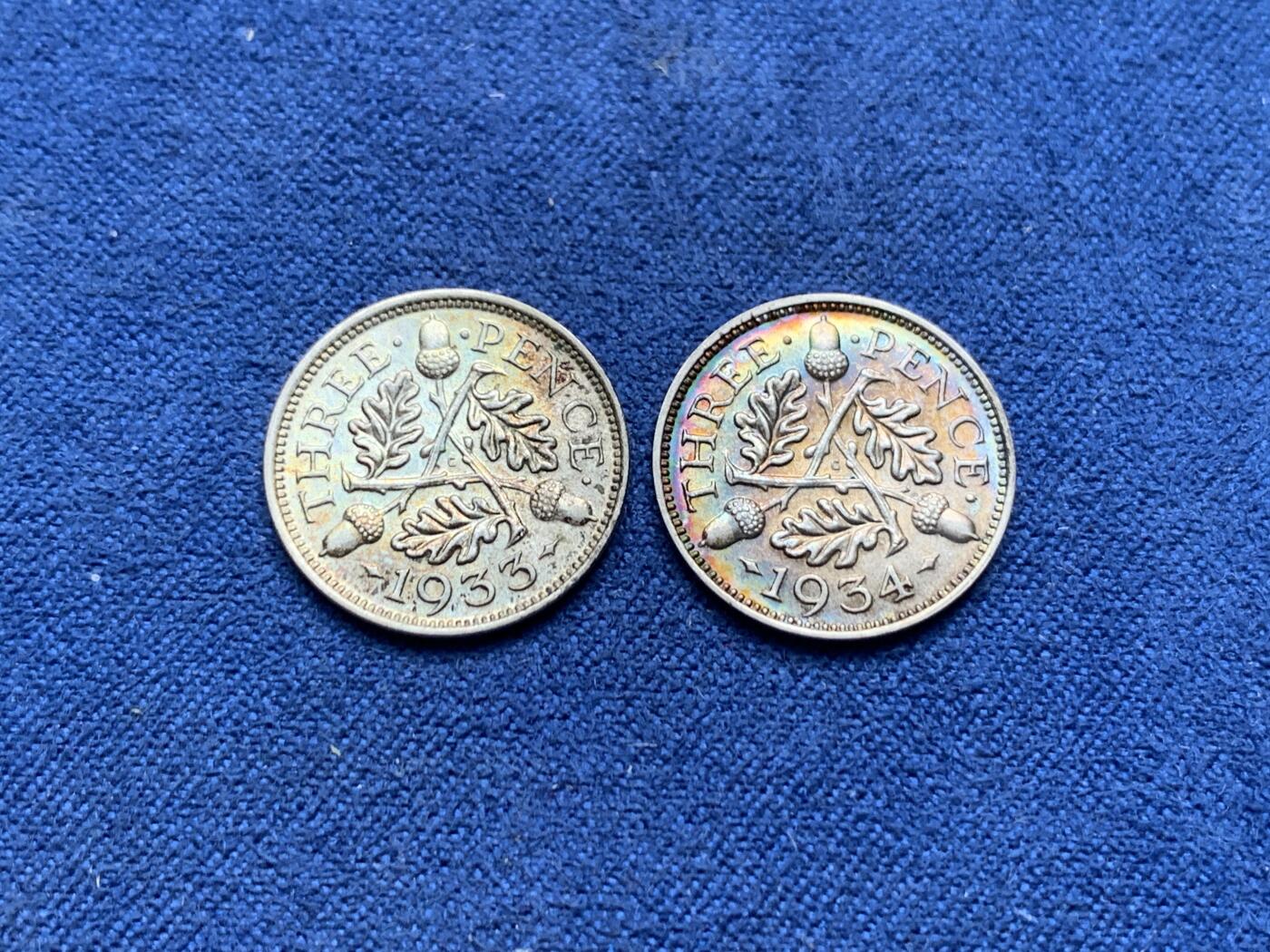 《竞宝斋》第314场 周日，周一，周二  3场连拍 （全场包邮） 两枚一组 英国1933+1934年3便士银币，五彩包浆，带转光，细节到位，可评级