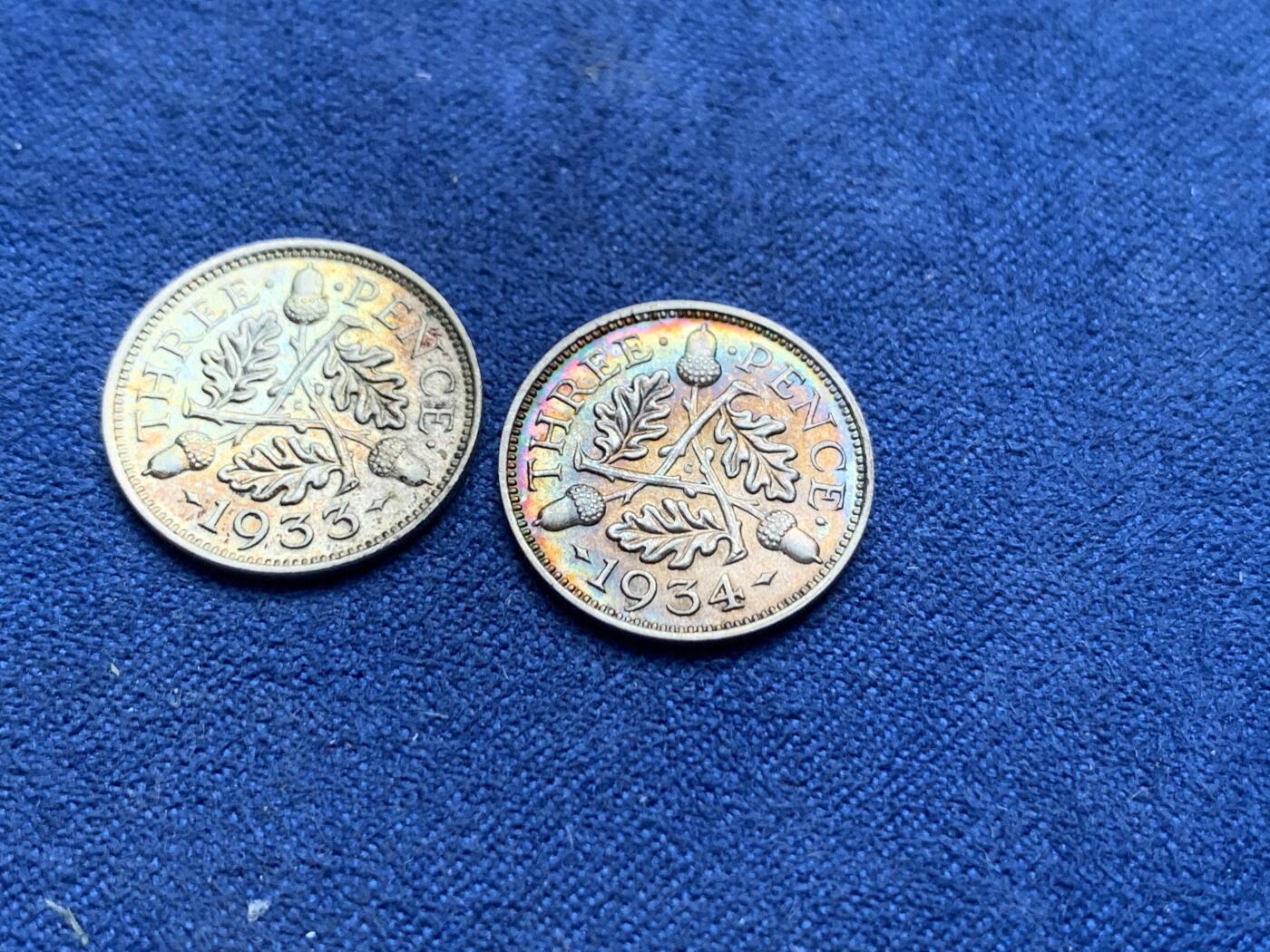 《竞宝斋》第314场 周日，周一，周二  3场连拍 （全场包邮） 两枚一组 英国1933+1934年3便士银币，五彩包浆，带转光，细节到位，可评级