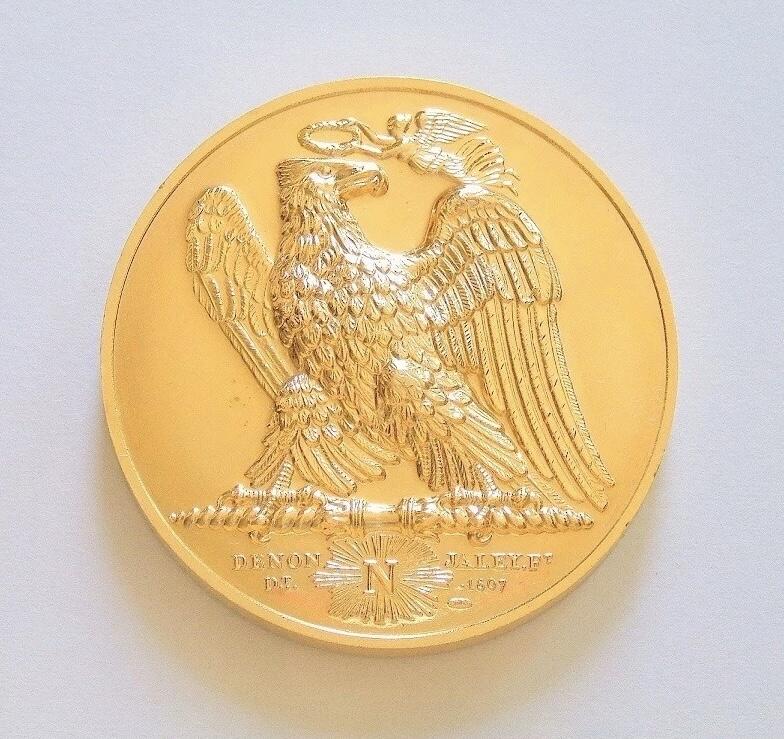 法国纪念1804年 拿破仑战争+雄鹰高浮雕精制大镀金章 40MM