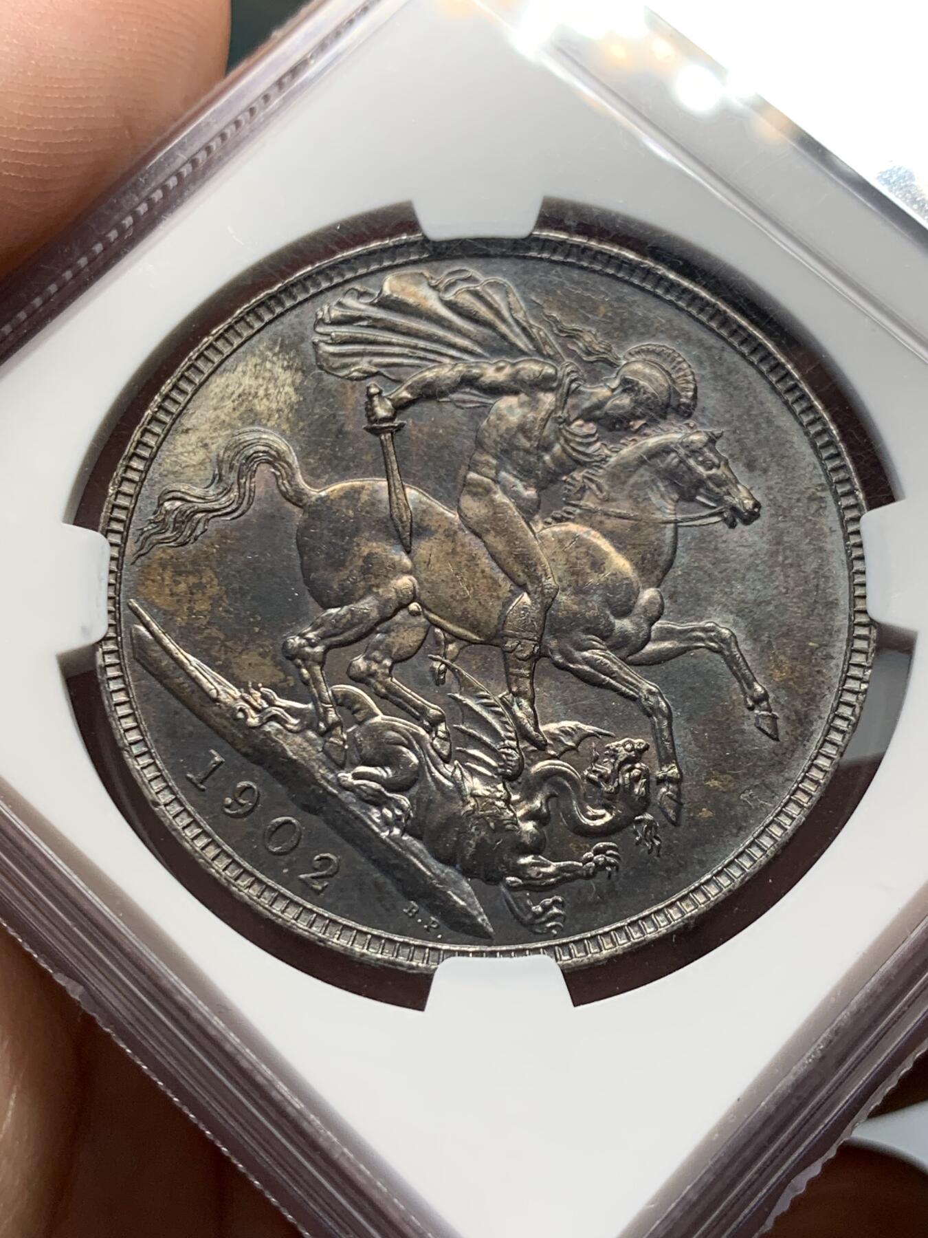 《竞宝斋》第314场 周日，周一，周二  3场连拍 （全场包邮） NGC MS62 英国1902年爱德华七世马剑克朗，双面欧洲五彩黑包浆深打难得，62分中的王者，不虚63分，性价比超高。