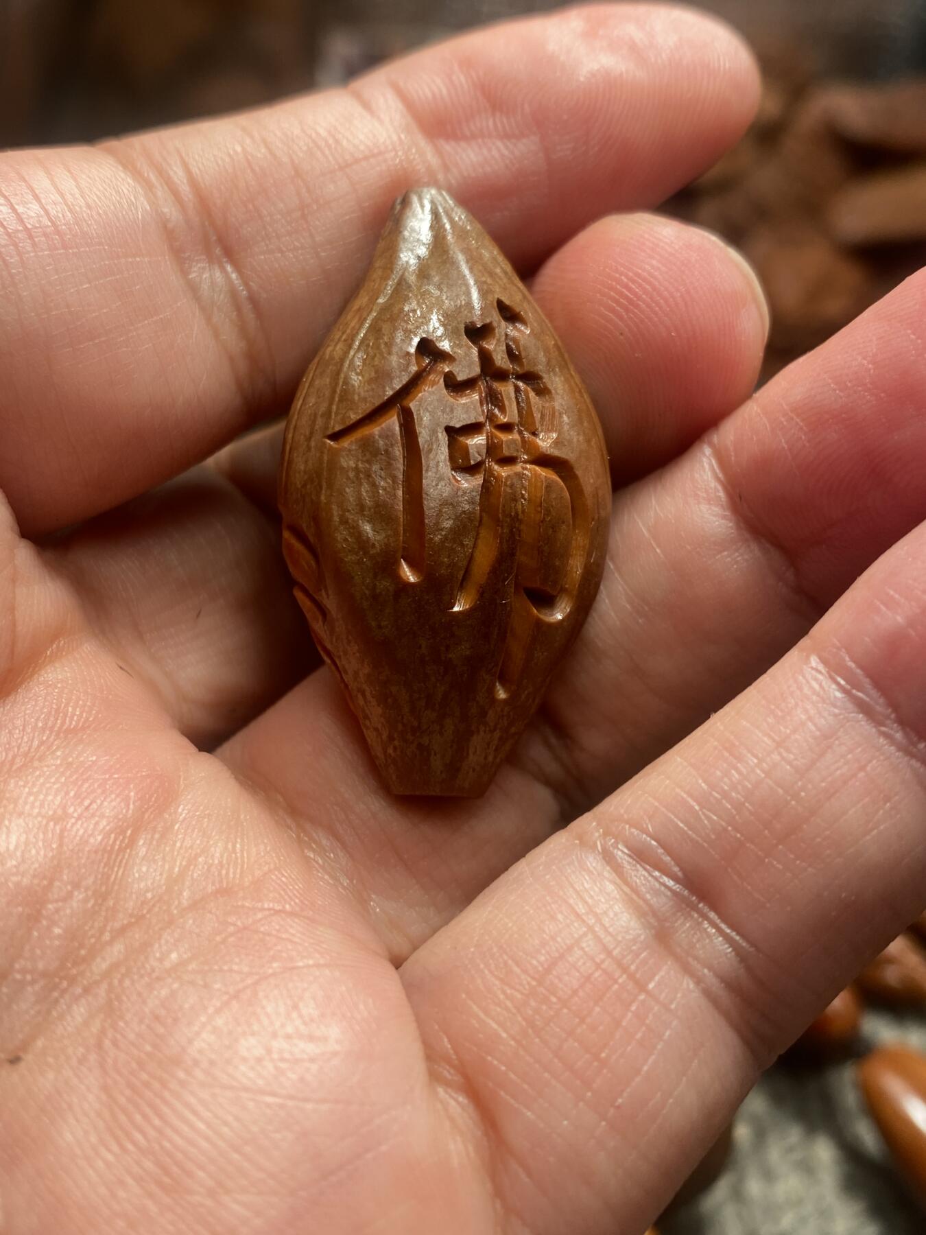 苏州舟山手工核雕放漏价 苏工核雕梅林手工雕刻降龙尊者，个性，好玩又好看，立体感十足风格独特，尺寸2。2x4.05喜欢的来