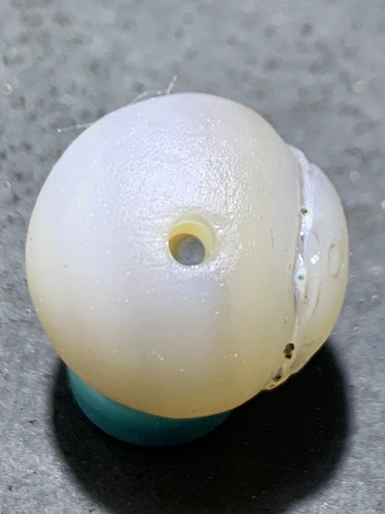 精美亚光高玉化草花纹海洋玉髓手工俏色巧雕富贵有余圆珠一个！