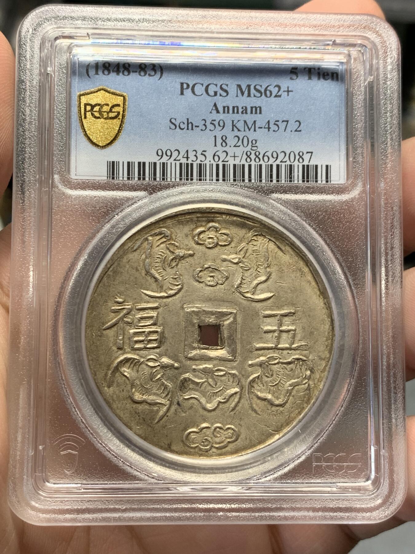 《竞宝斋》第314场 周日，周一，周二  3场连拍 （全场包邮） PCGS MS62+ 安南嗣德朝大名誉品五福大银币 青金色包浆 原味深打 已换精巧小盒 五蝠纷飞送五福（长寿、富贵、康宁、好德、善终）， 深受儒家传统文化影响 五钱作为安南的高级别大钱 代表了极为美好的寓意 这些年来一直属于安南金银币中最炙手可热的龙头品种 两年前一枚仅高半分的MS63以72000美金价格成交 62+的分数给人无数想象空间 建议带盒重评