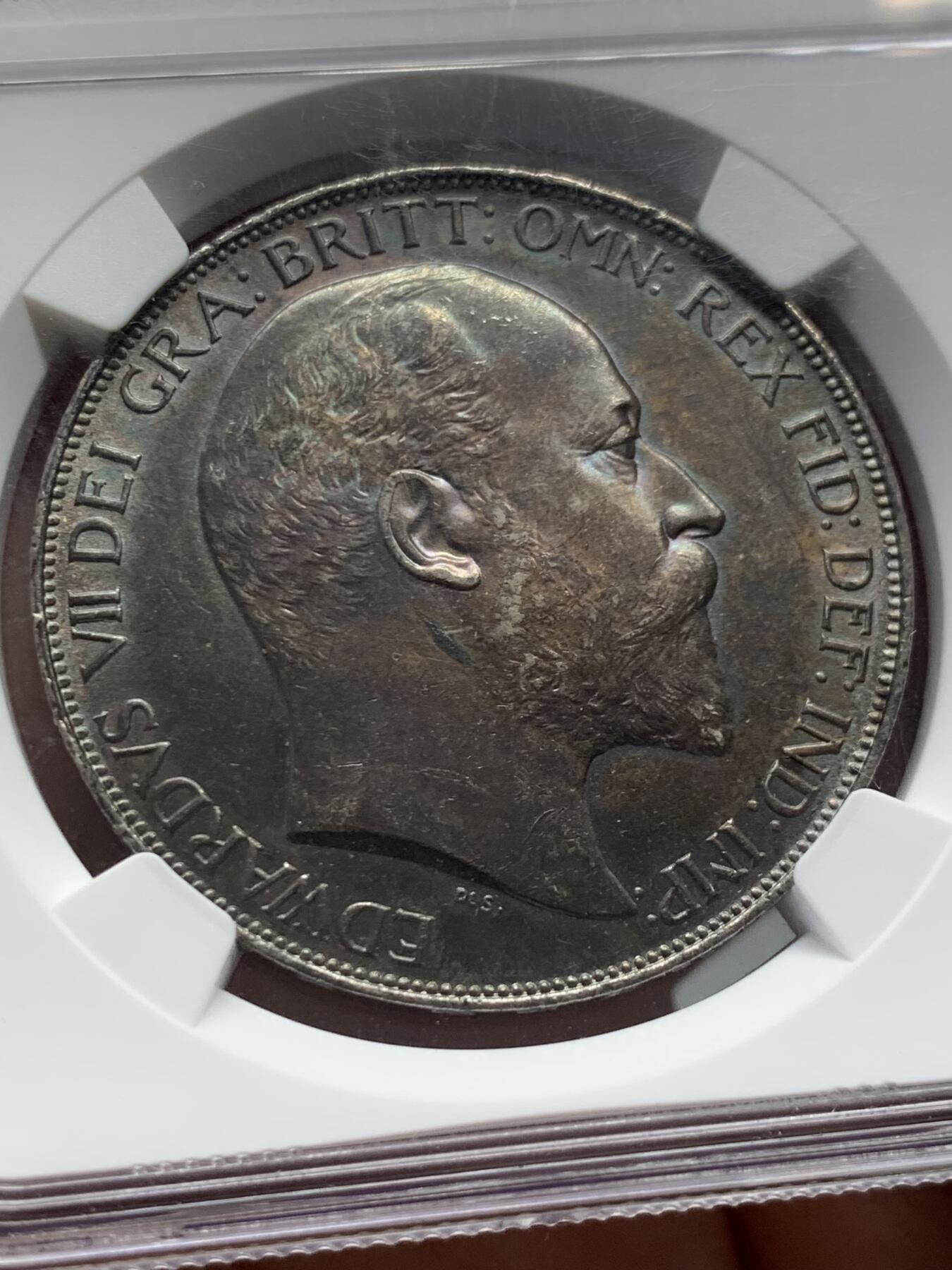 《竞宝斋》第314场 周日，周一，周二  3场连拍 （全场包邮） NGC MS62 英国1902年爱德华七世马剑克朗，双面欧洲五彩黑包浆深打难得，62分中的王者，不虚63分，性价比超高。